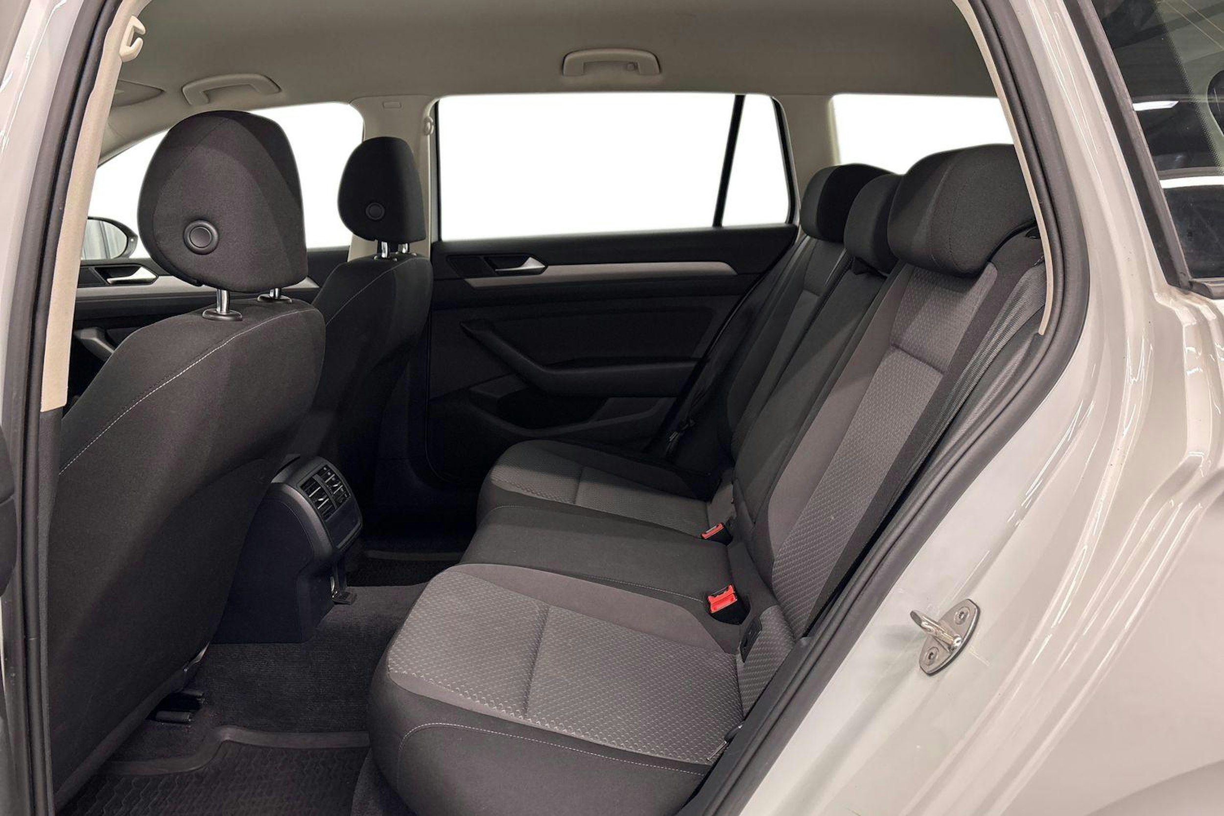 valkoinen Volkswagen Passat 2015 kuva 10.