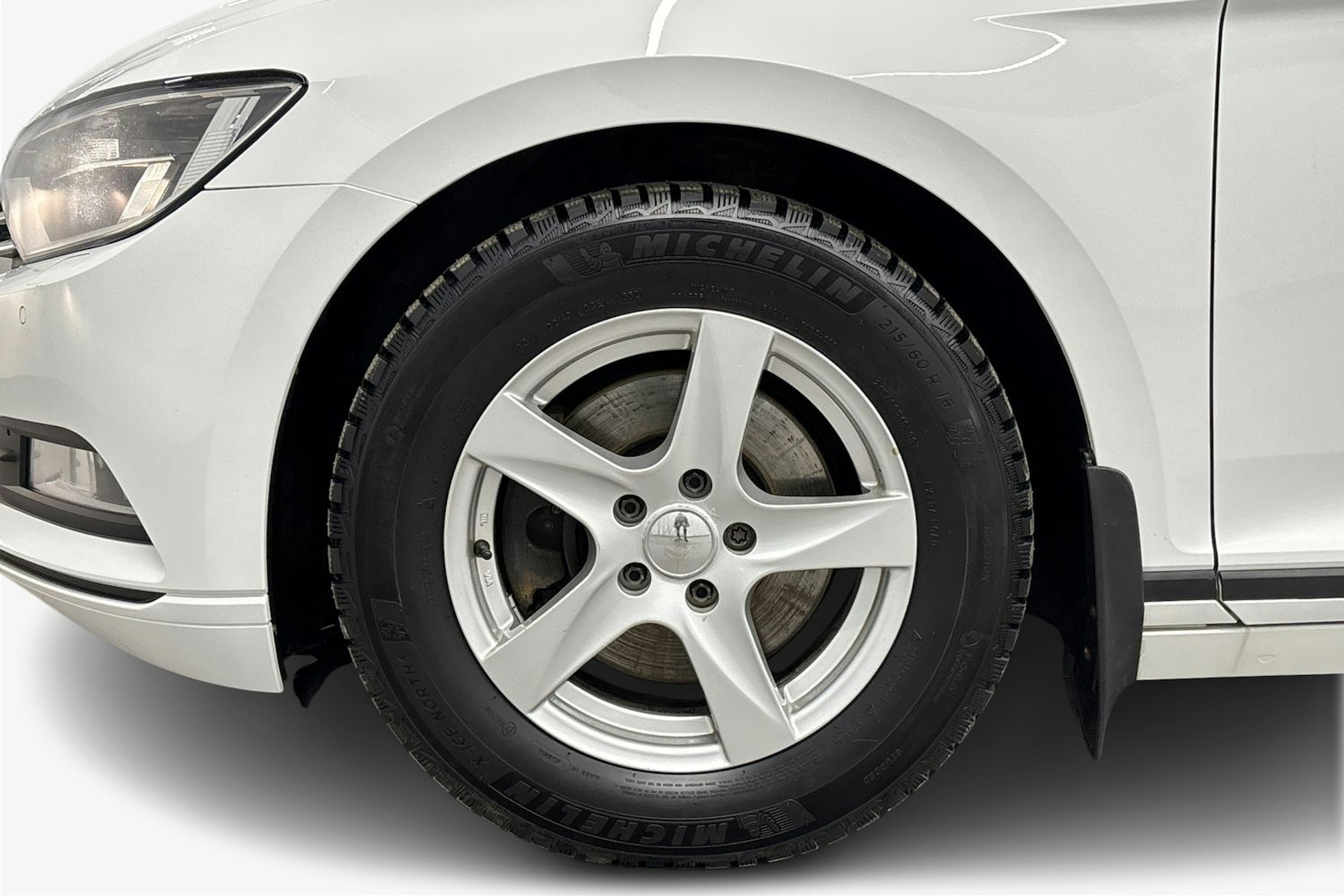 valkoinen Volkswagen Passat 2015 kuva 11.