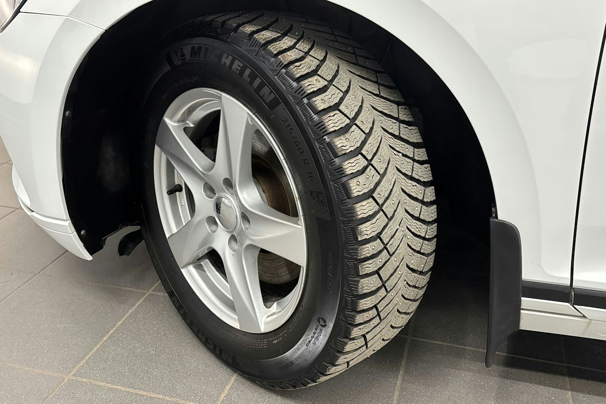 valkoinen Volkswagen Passat 2015 kuva 13.