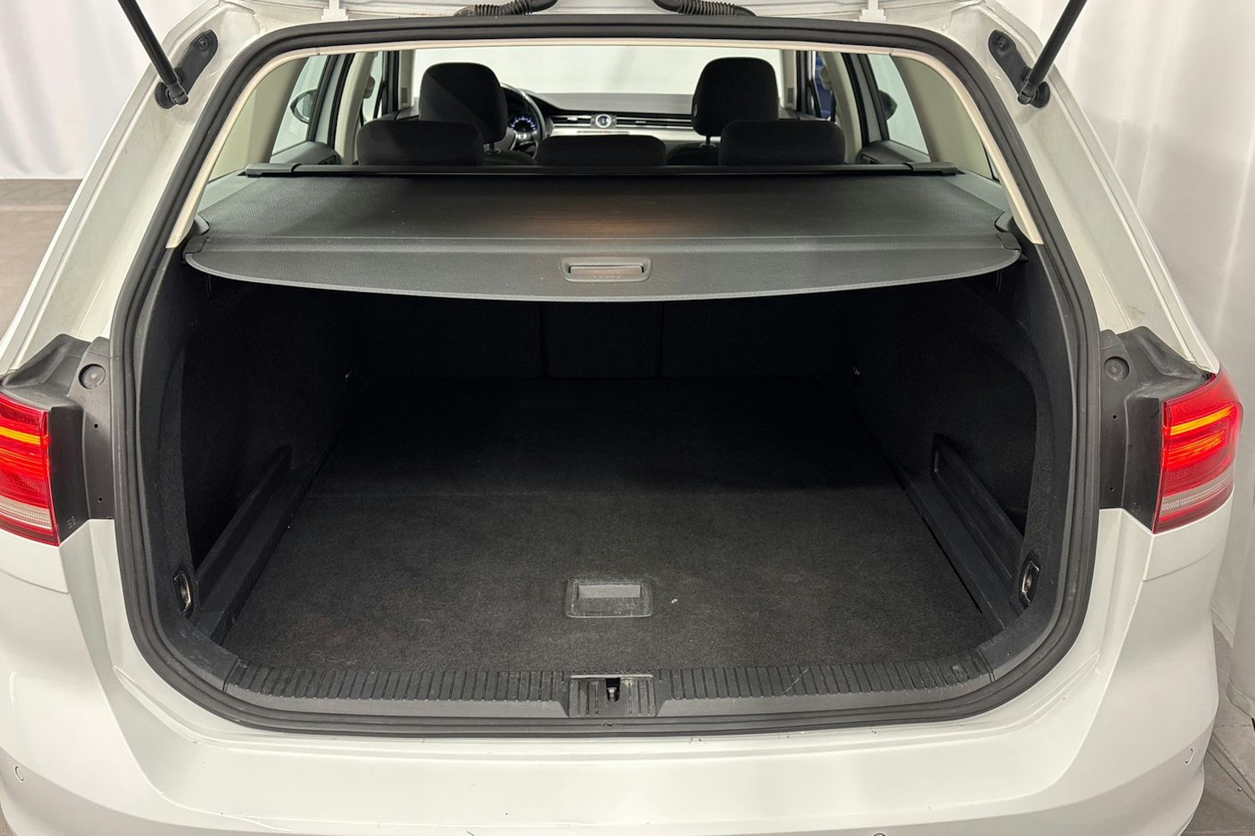 valkoinen Volkswagen Passat 2015 kuva 15.