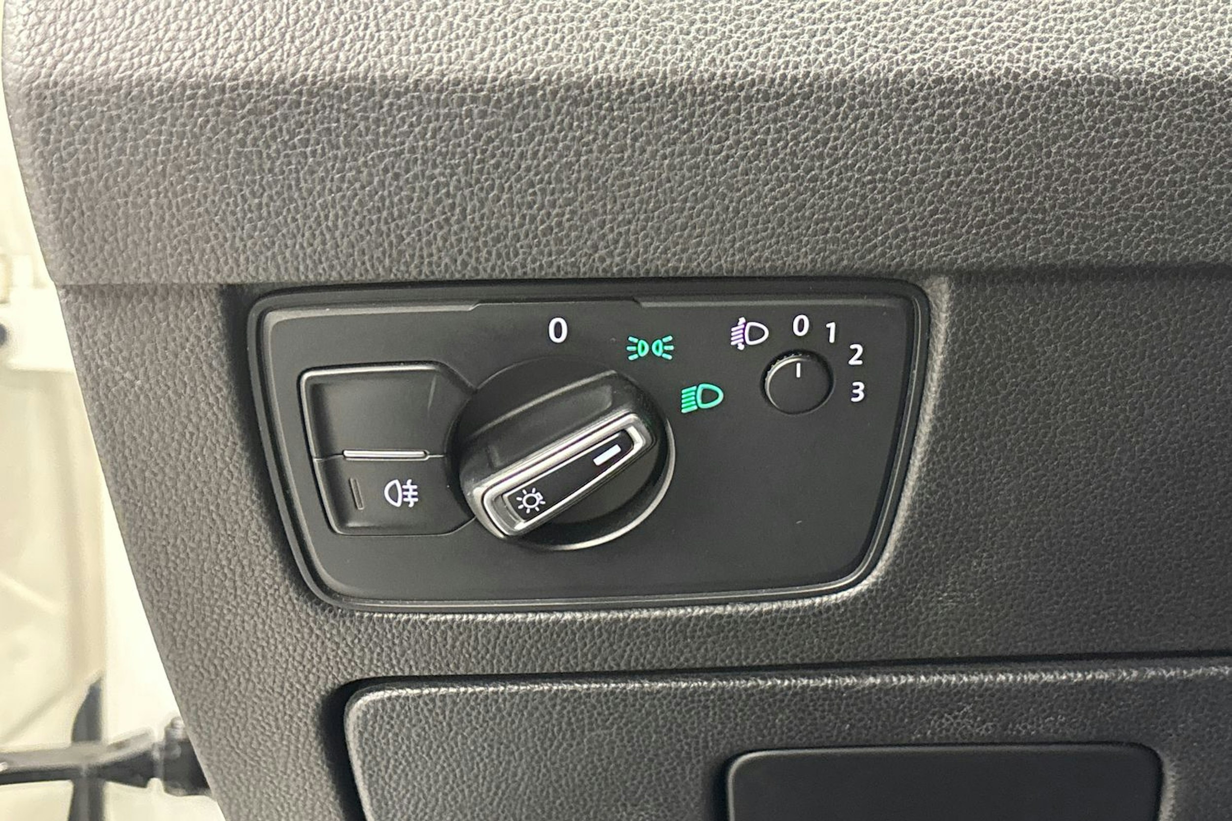 valkoinen Volkswagen Passat 2015 kuva 17.