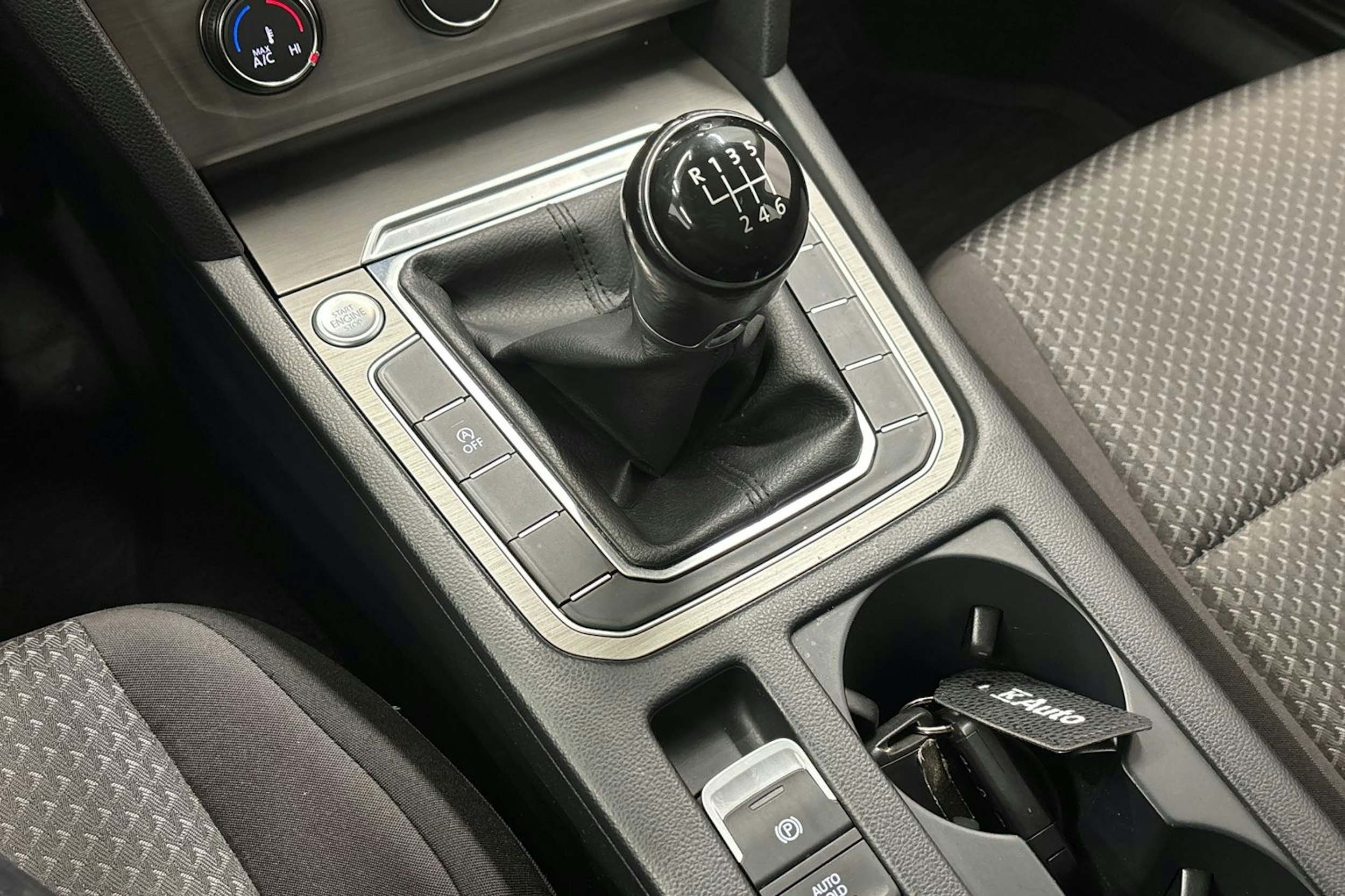 valkoinen Volkswagen Passat 2015 kuva 25.