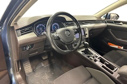 sininen Volkswagen Passat 2016 kuva 7.