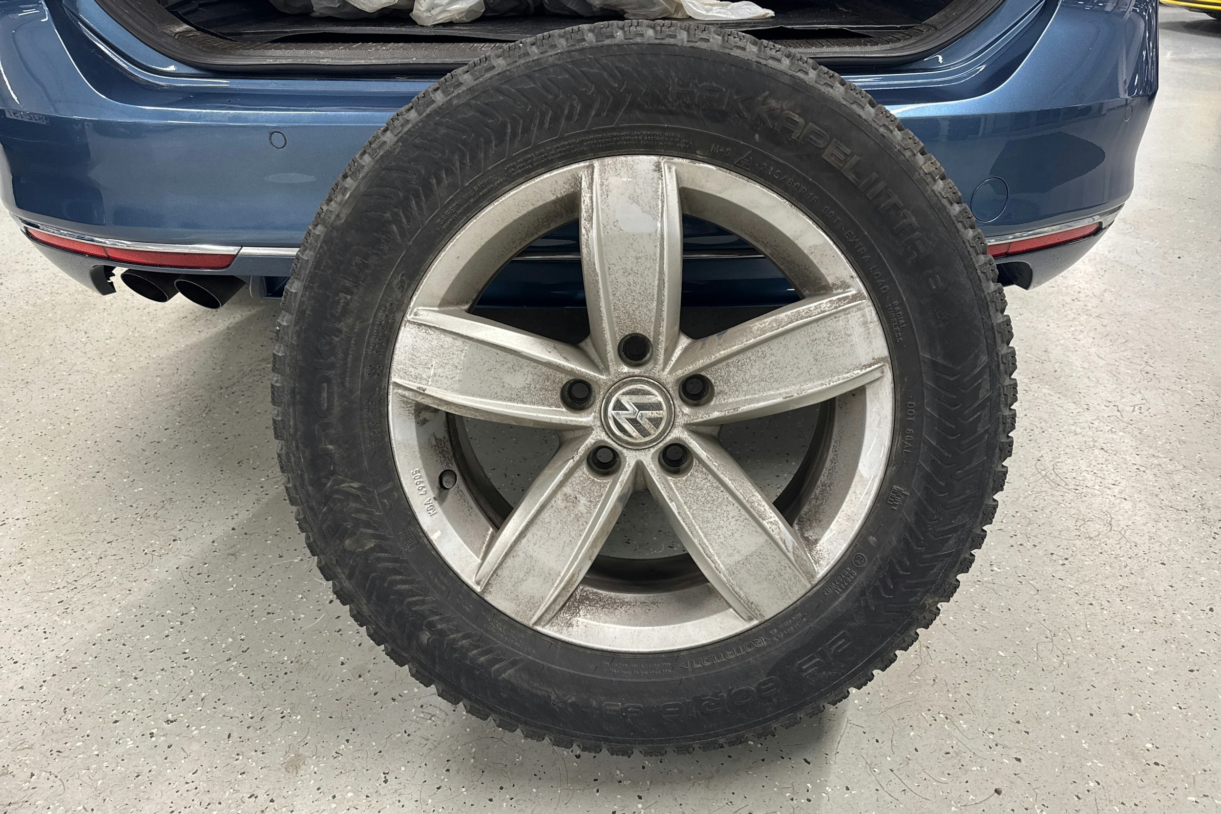 sininen Volkswagen Passat 2016 kuva 13.