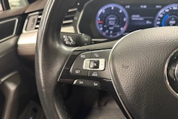 sininen Volkswagen Passat 2016 kuva 15.