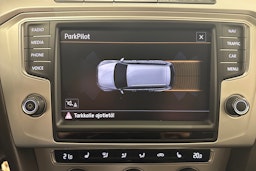 sininen Volkswagen Passat 2016 kuva 17.