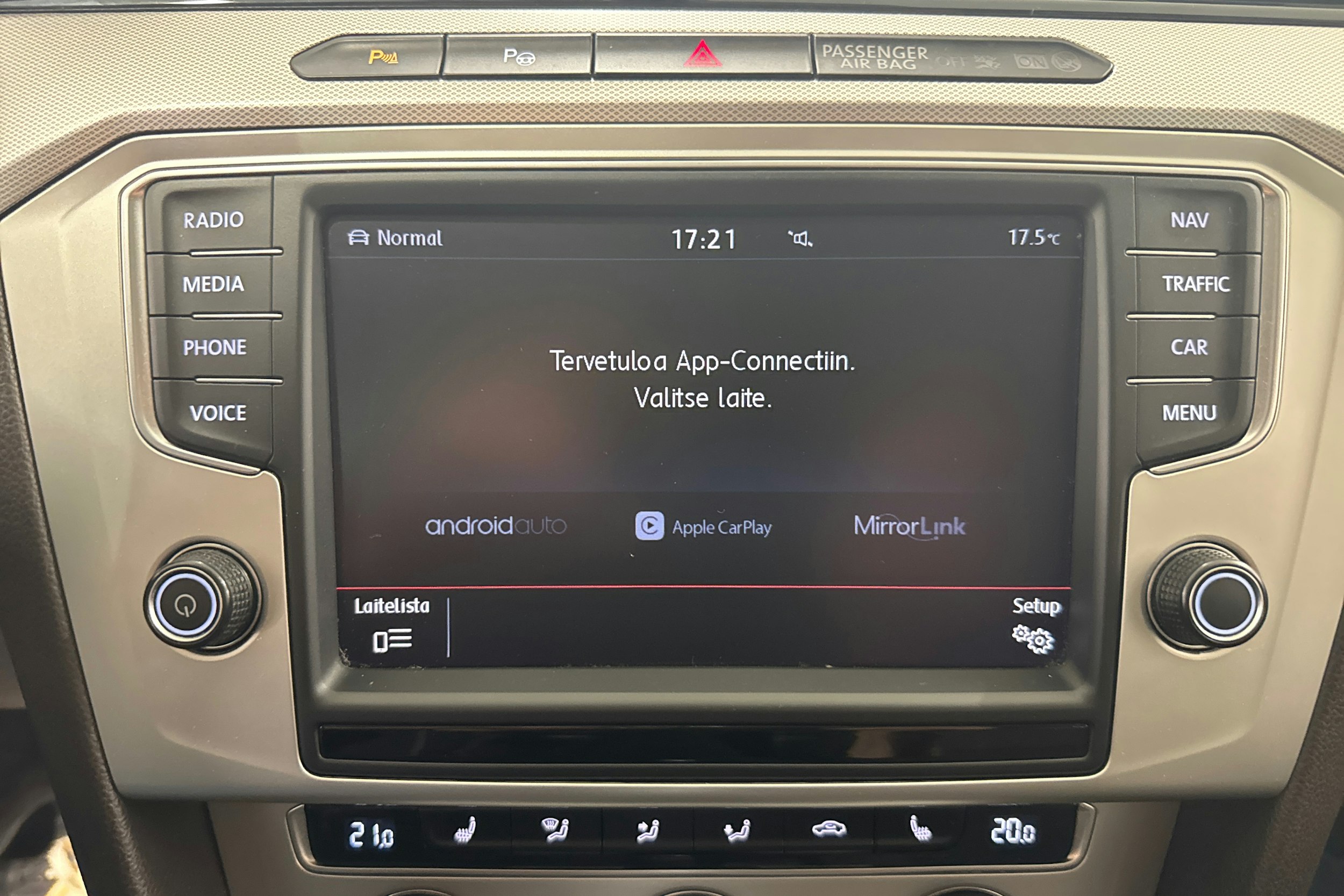 sininen Volkswagen Passat 2016 kuva 18.