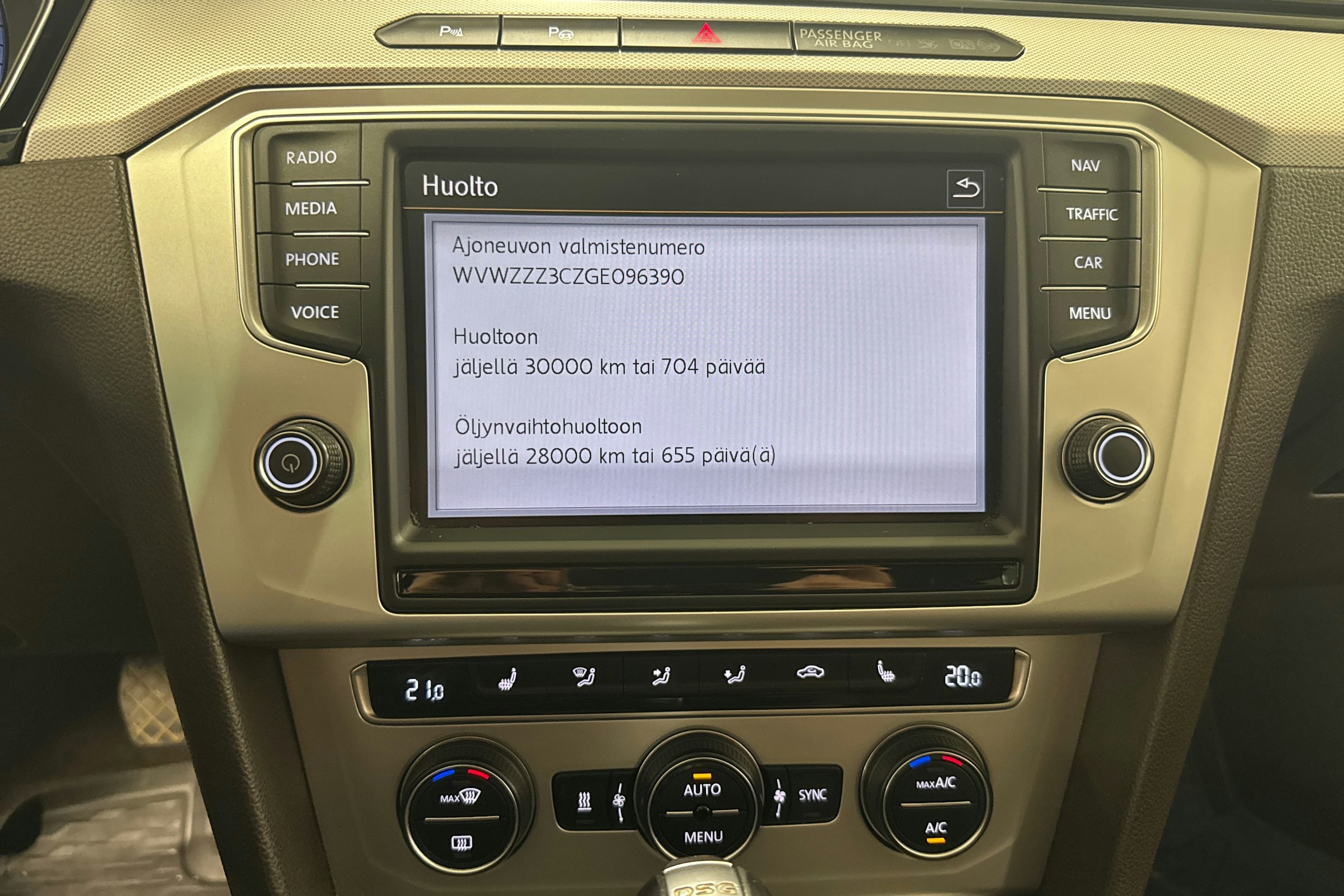 sininen Volkswagen Passat 2016 kuva 20.