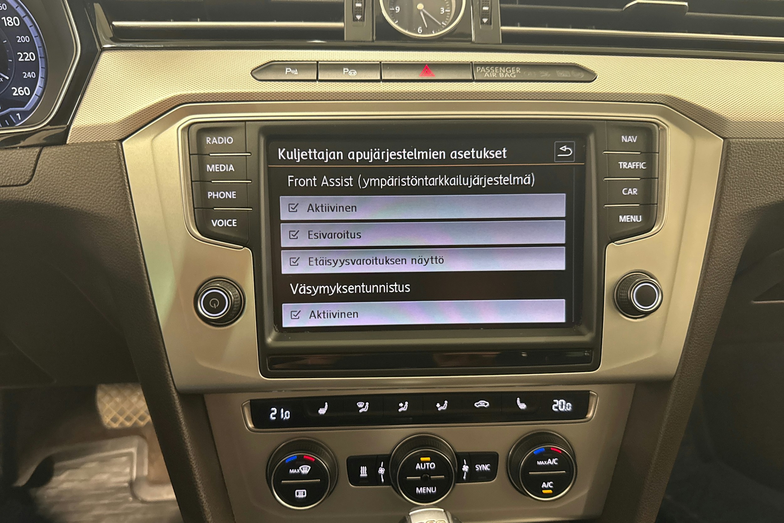 sininen Volkswagen Passat 2016 kuva 21.