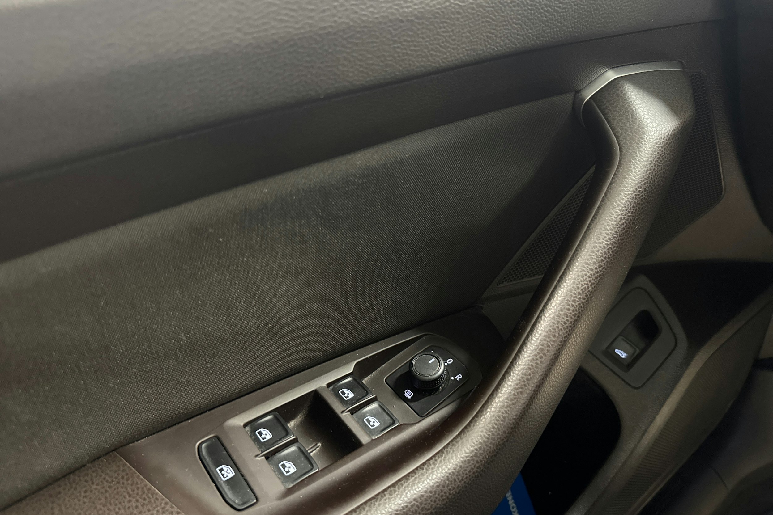 sininen Volkswagen Passat 2016 kuva 24.