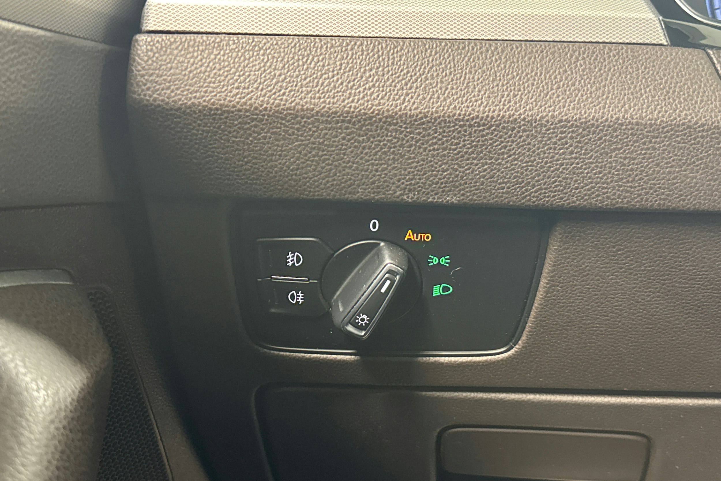 sininen Volkswagen Passat 2016 kuva 25.