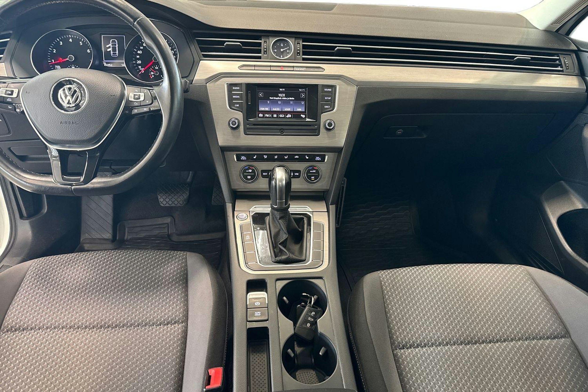 valkoinen Volkswagen Passat 2016 kuva 7.