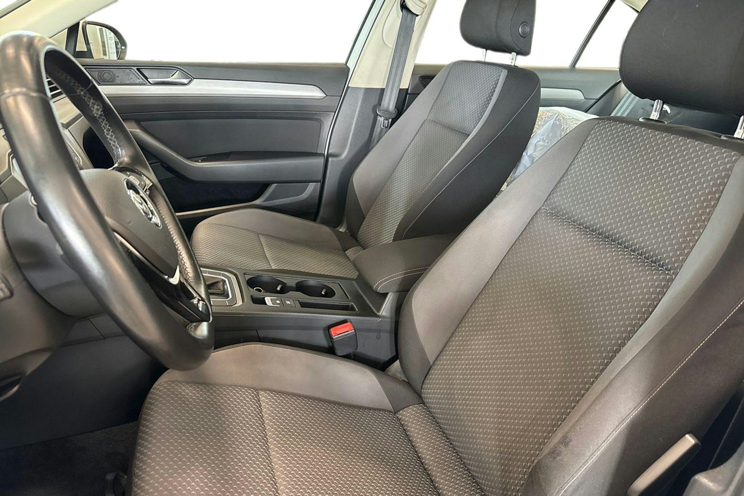 valkoinen Volkswagen Passat 2016 kuva 8.