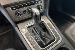 valkoinen Volkswagen Passat 2016 kuva 11.