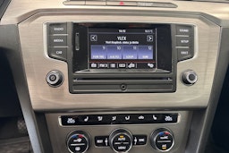 valkoinen Volkswagen Passat 2016 kuva 12.