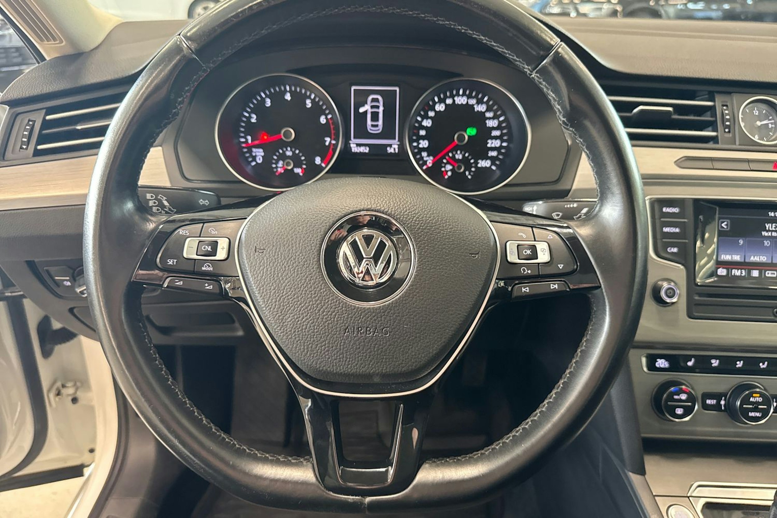 valkoinen Volkswagen Passat 2016 kuva 15.