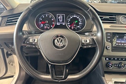 valkoinen Volkswagen Passat 2016 kuva 15.