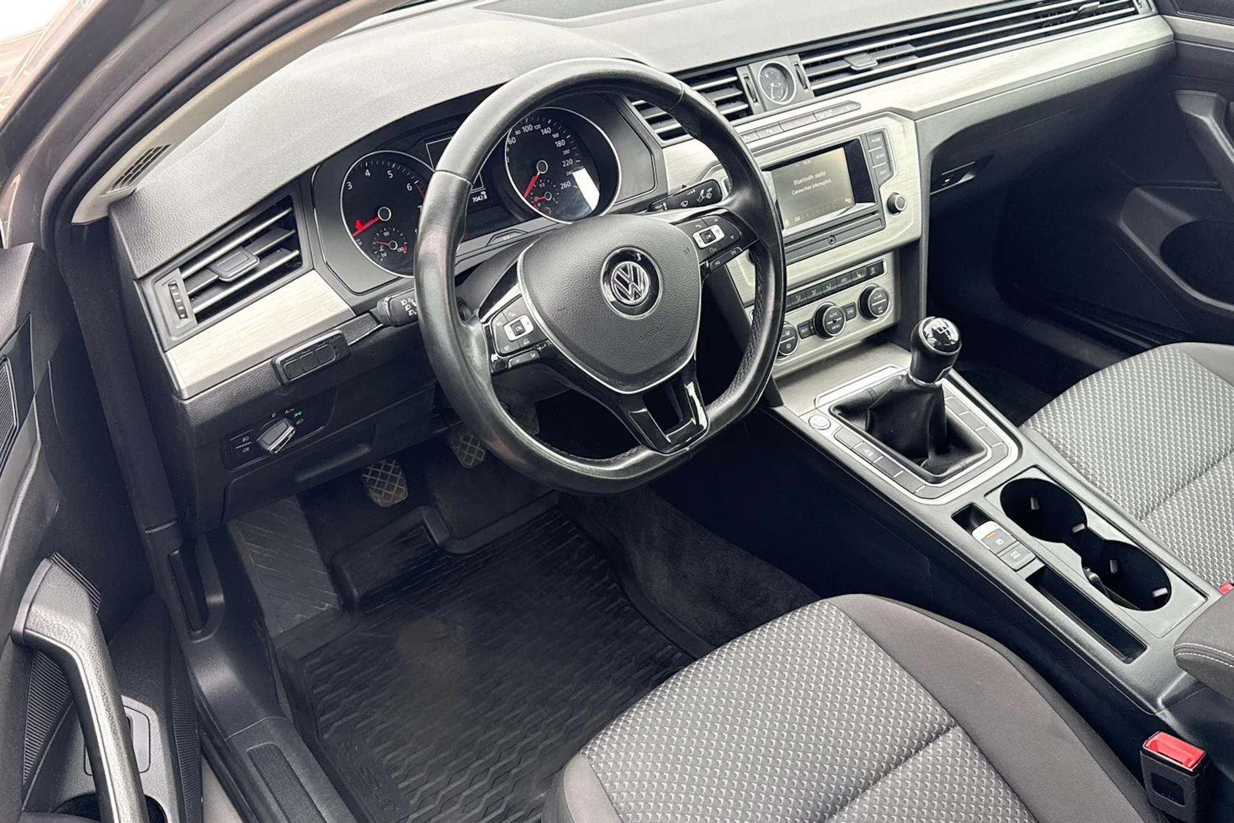harmaa Volkswagen Passat 2015 kuva 8.
