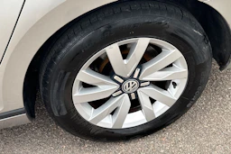 harmaa Volkswagen Passat 2015 kuva 13.