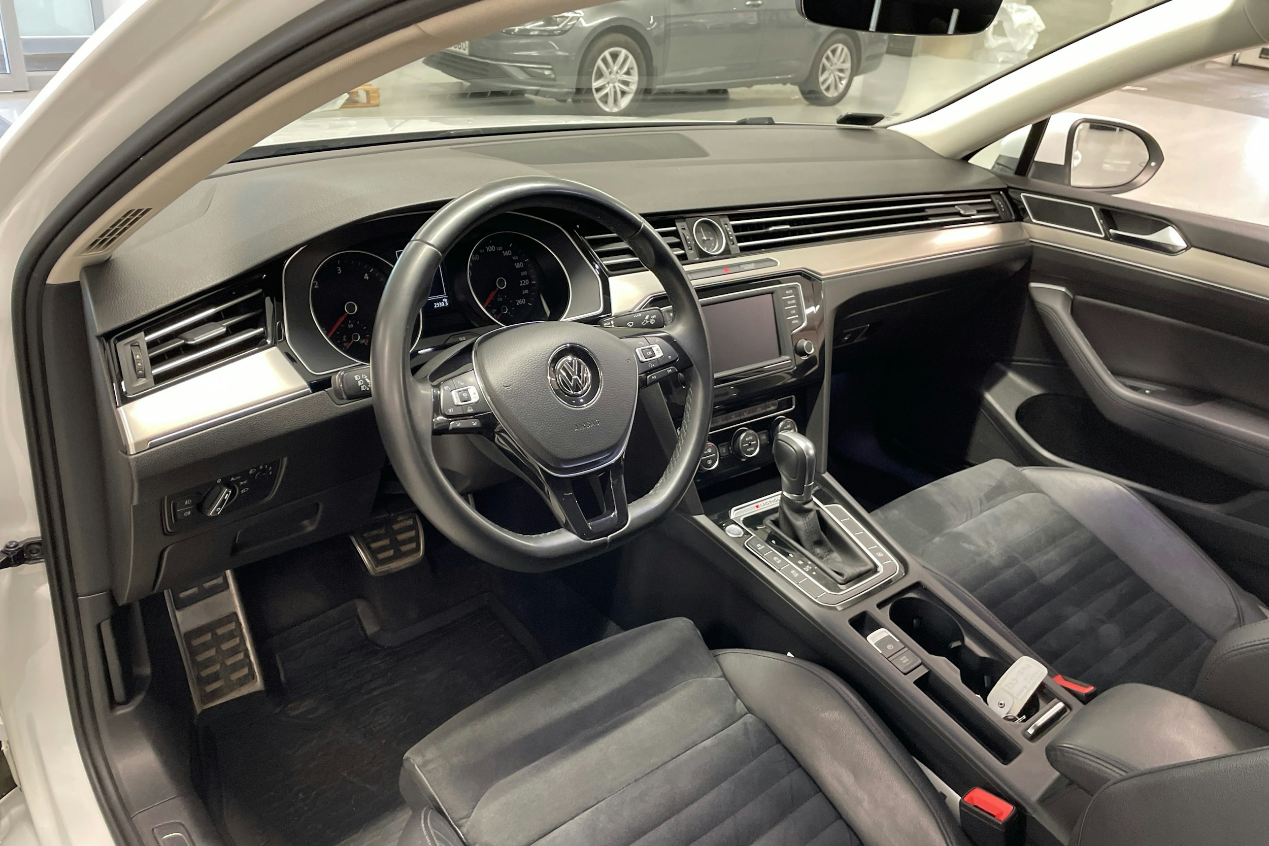valkoinen Volkswagen Passat 2016 kuva 6.
