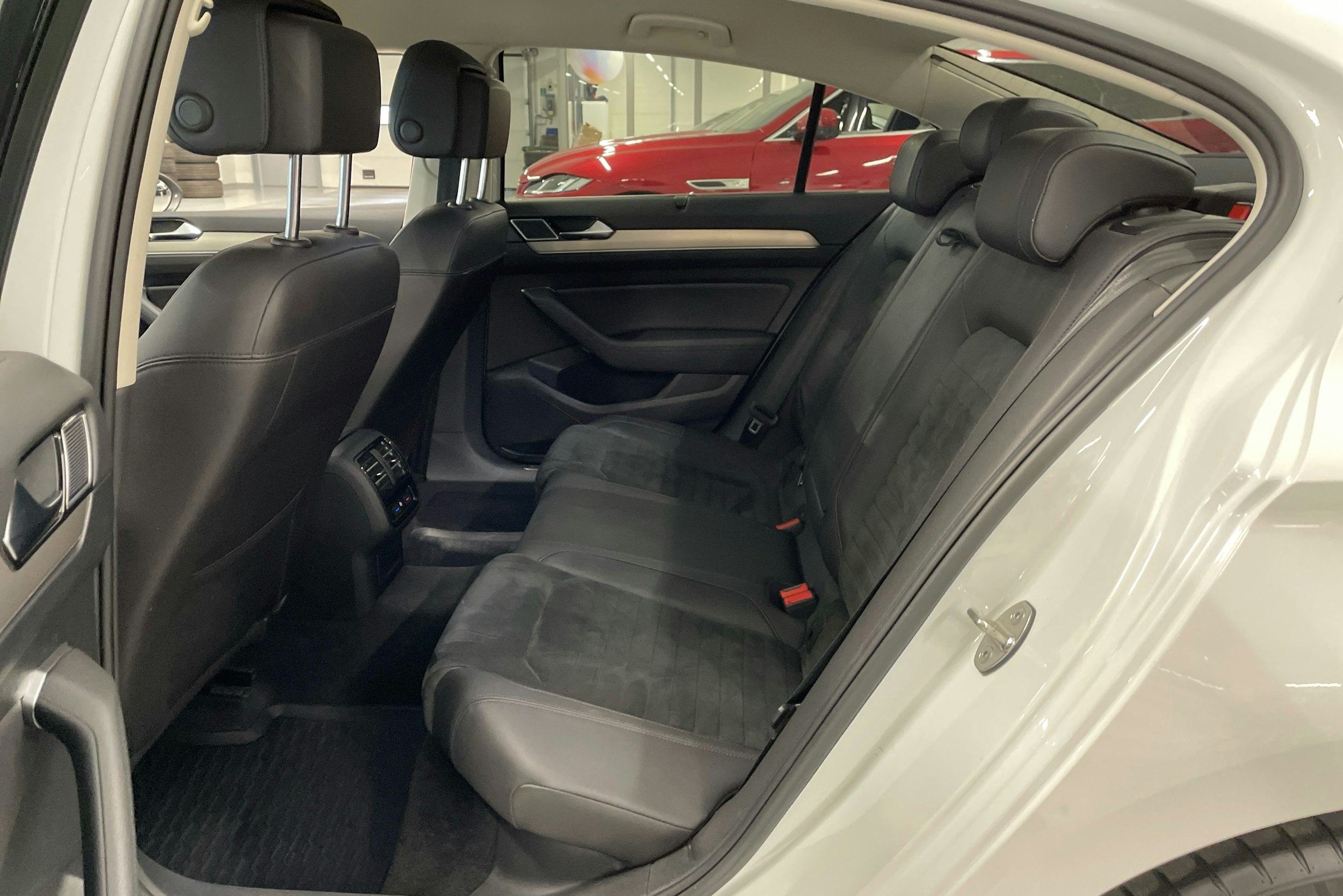 valkoinen Volkswagen Passat 2016 kuva 8.