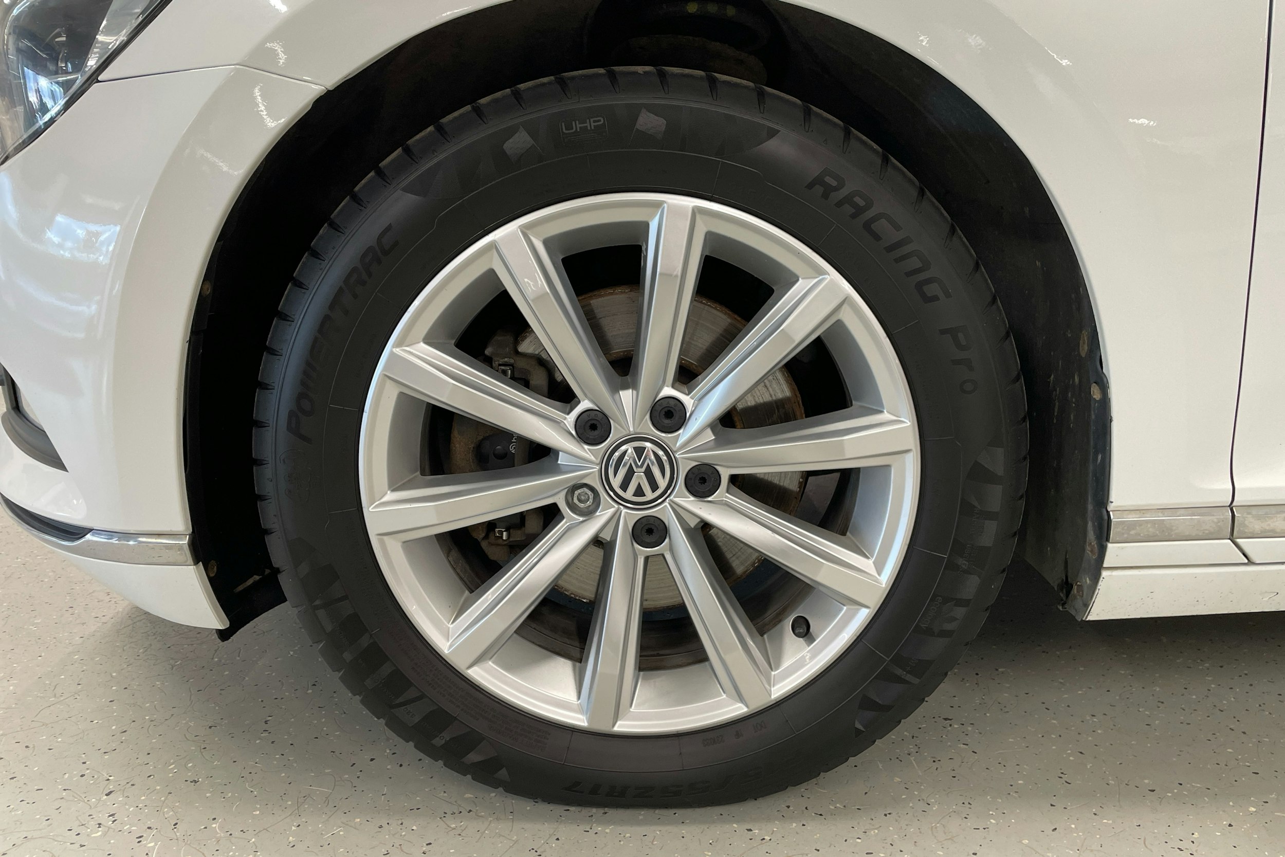 valkoinen Volkswagen Passat 2016 kuva 9.