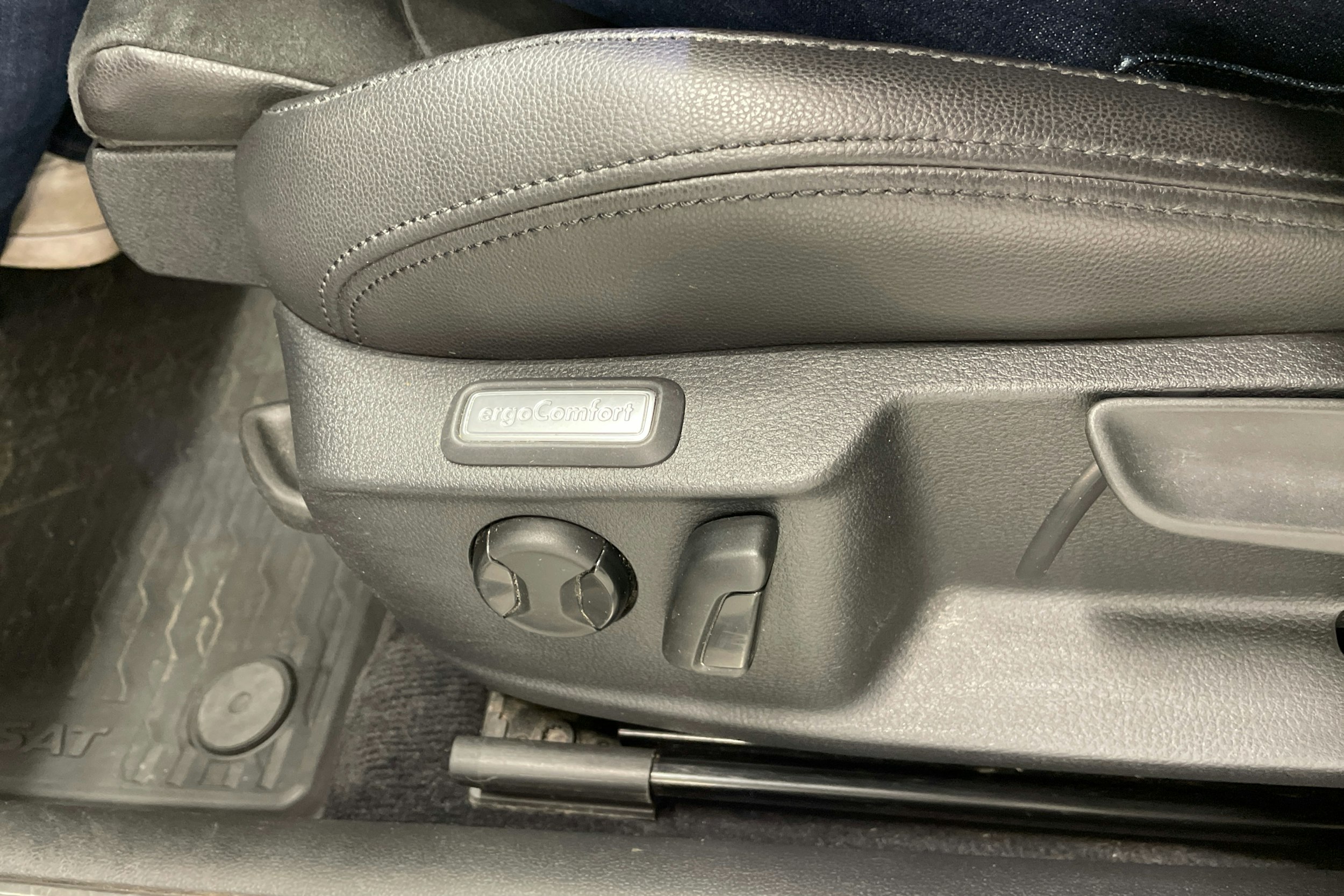 valkoinen Volkswagen Passat 2016 kuva 11.