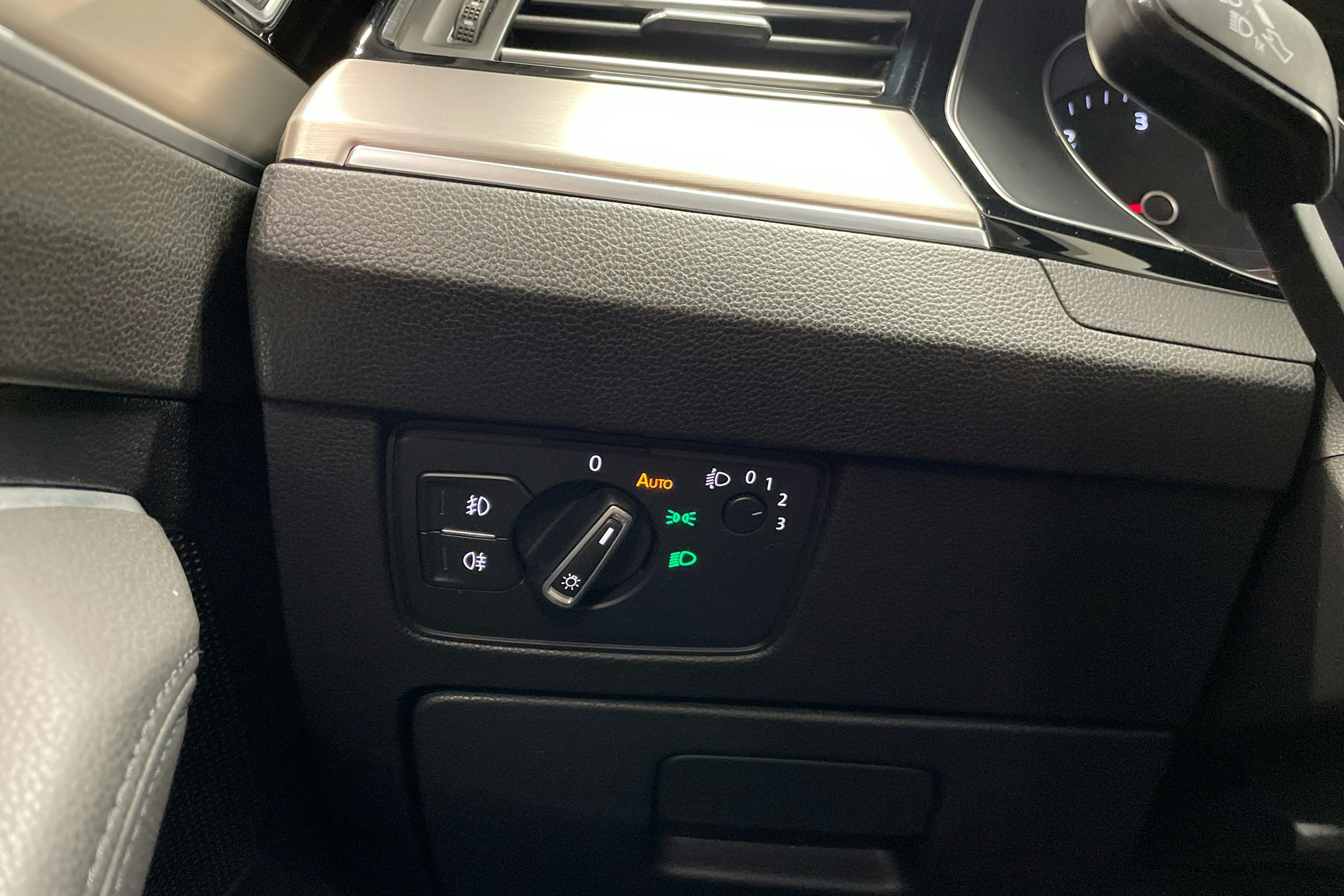 valkoinen Volkswagen Passat 2016 kuva 13.