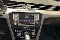 valkoinen Volkswagen Passat 2016 kuva 15.