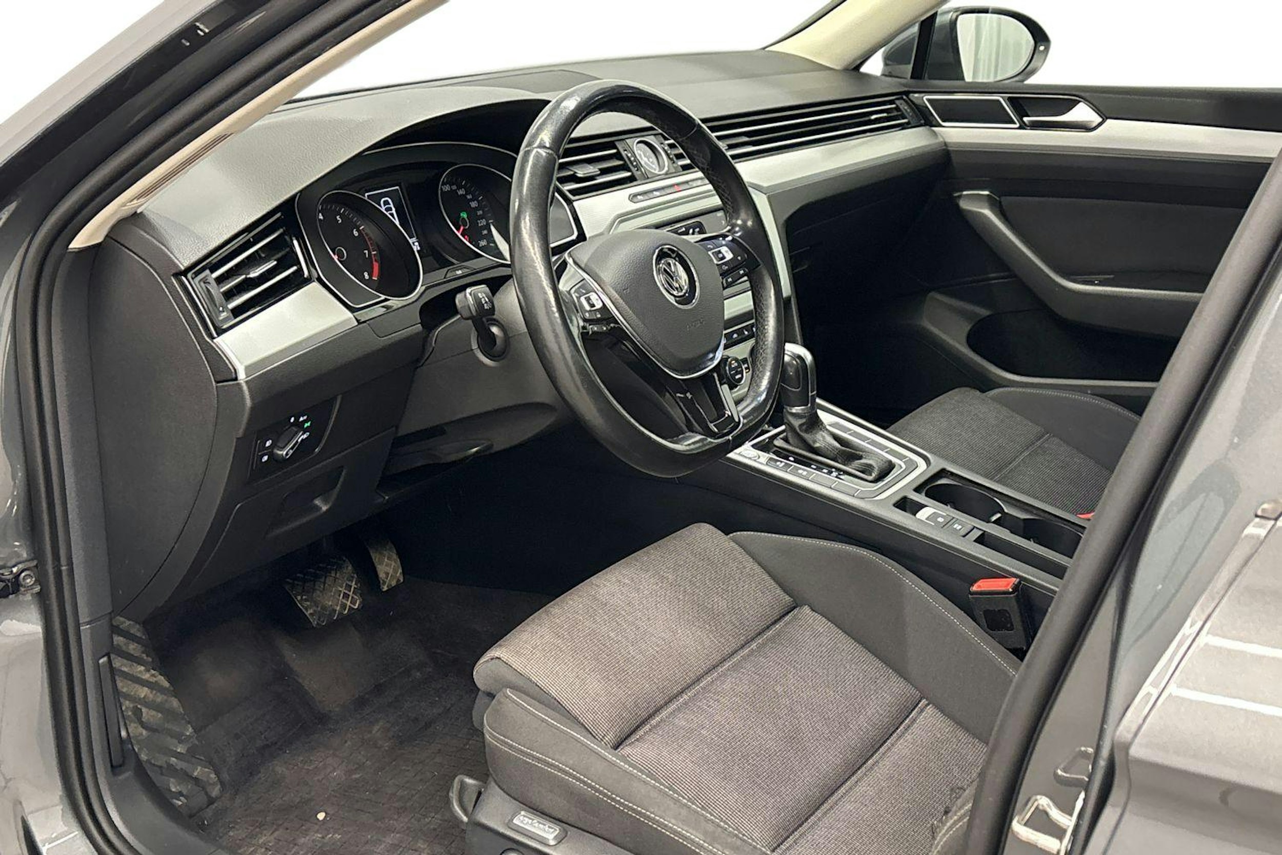 harmaa Volkswagen Passat 2015 kuva 7.