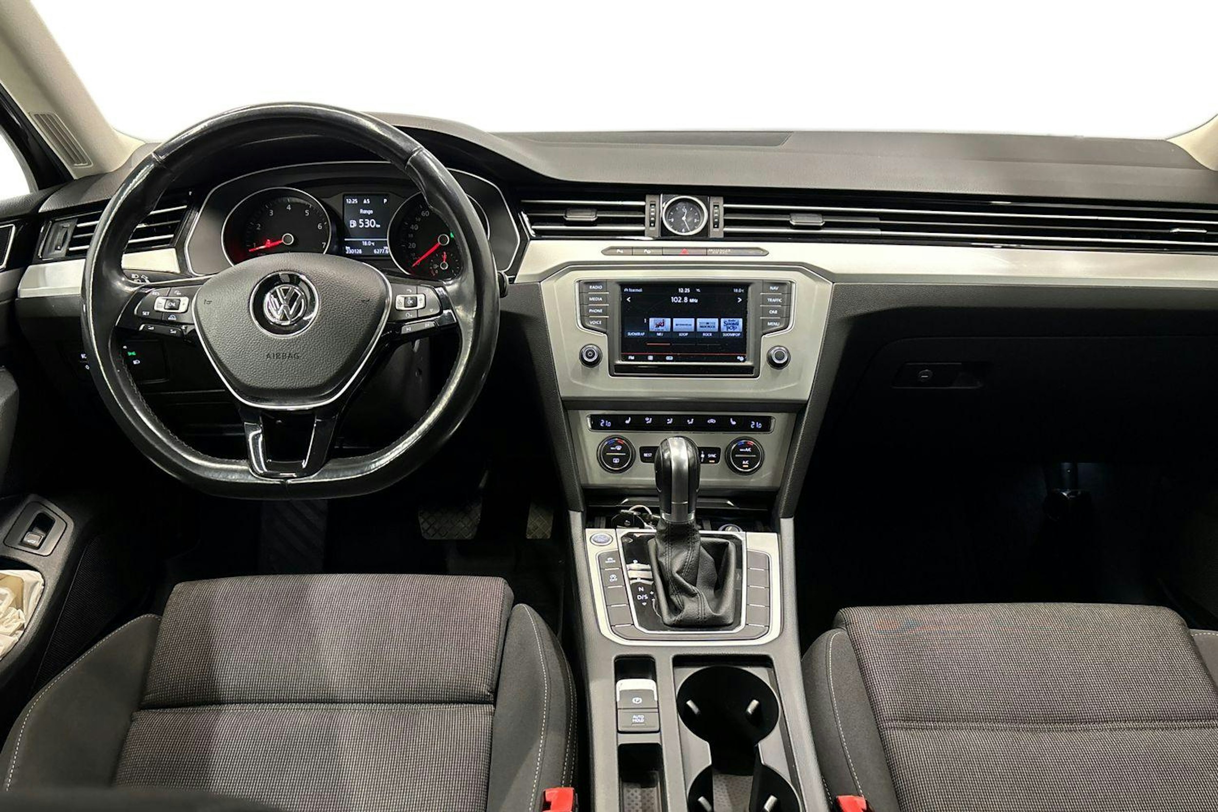 harmaa Volkswagen Passat 2015 kuva 9.