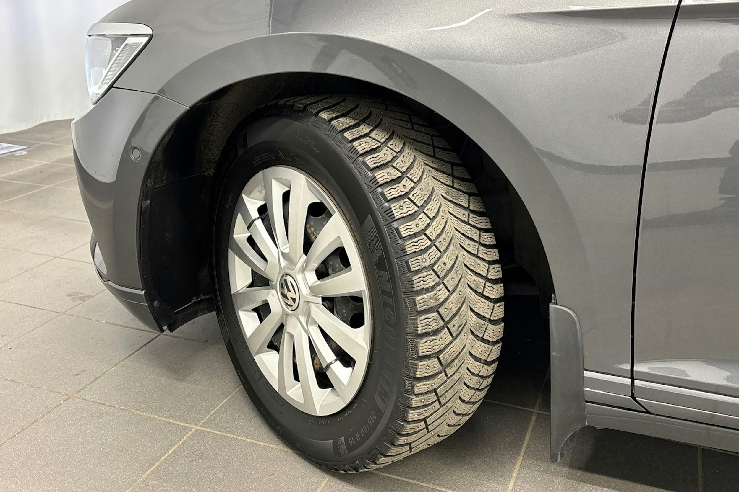 harmaa Volkswagen Passat 2015 kuva 13.