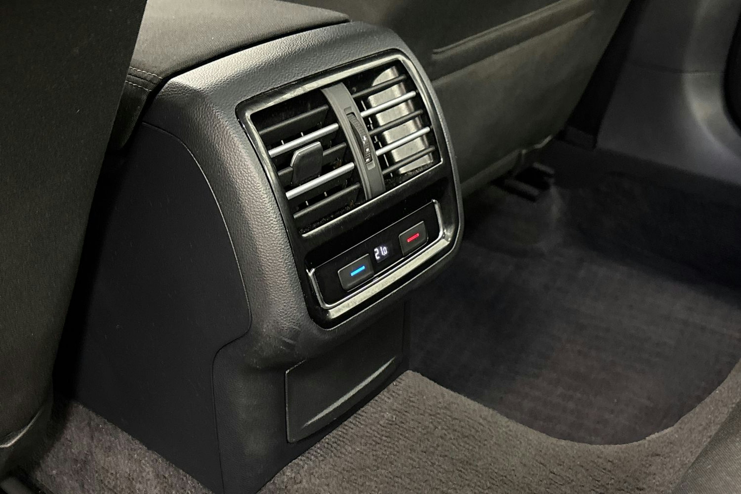 harmaa Volkswagen Passat 2015 kuva 16.