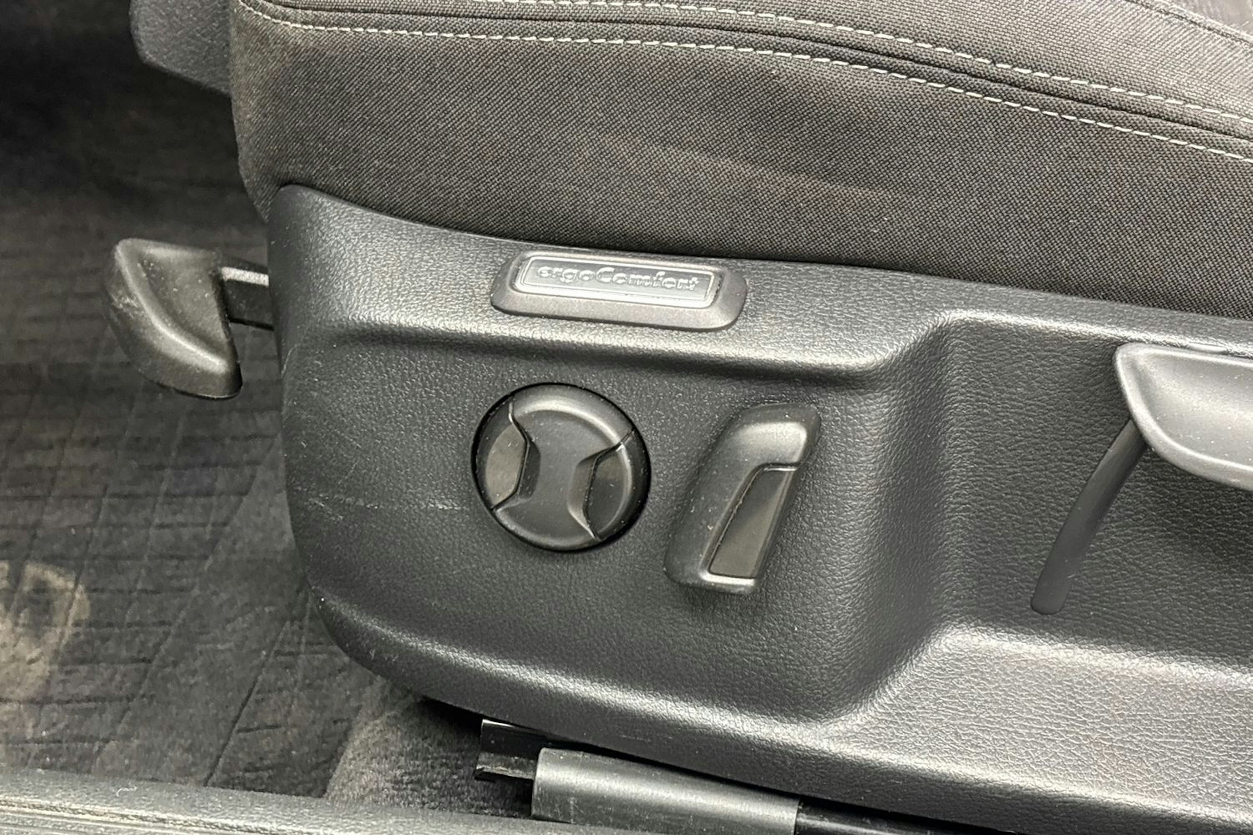 harmaa Volkswagen Passat 2015 kuva 18.