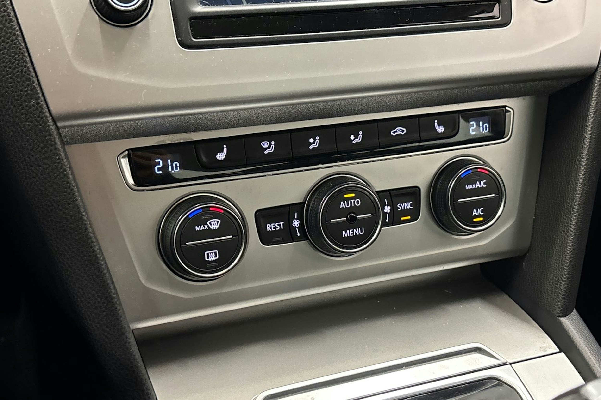 harmaa Volkswagen Passat 2015 kuva 25.