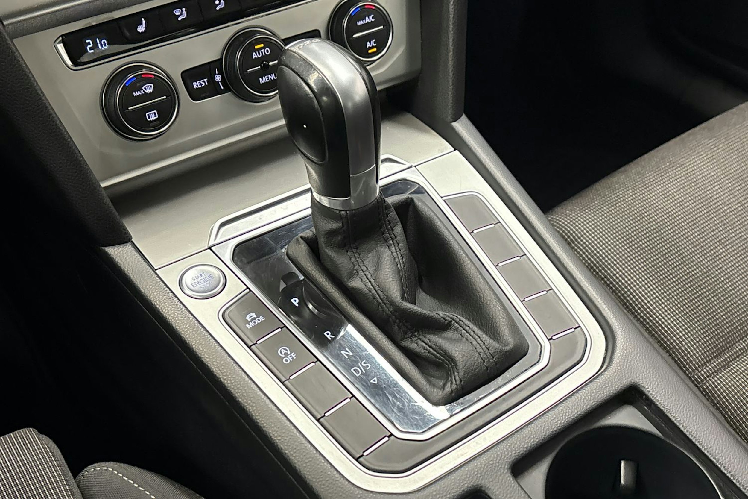 harmaa Volkswagen Passat 2015 kuva 26.