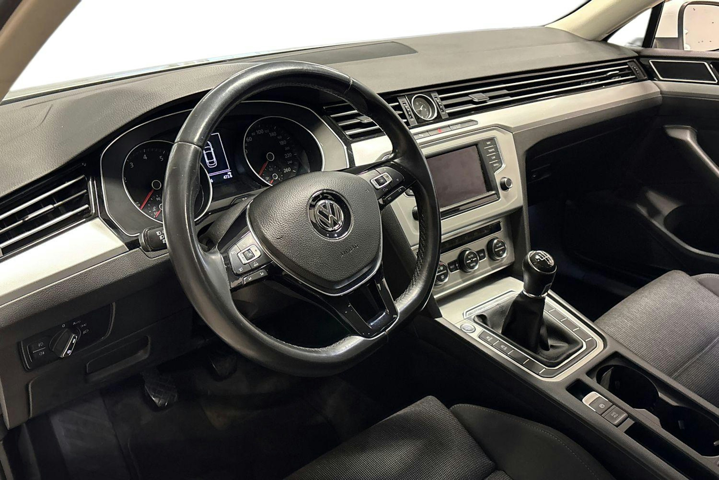 valkoinen Volkswagen Passat 2015 kuva 6.