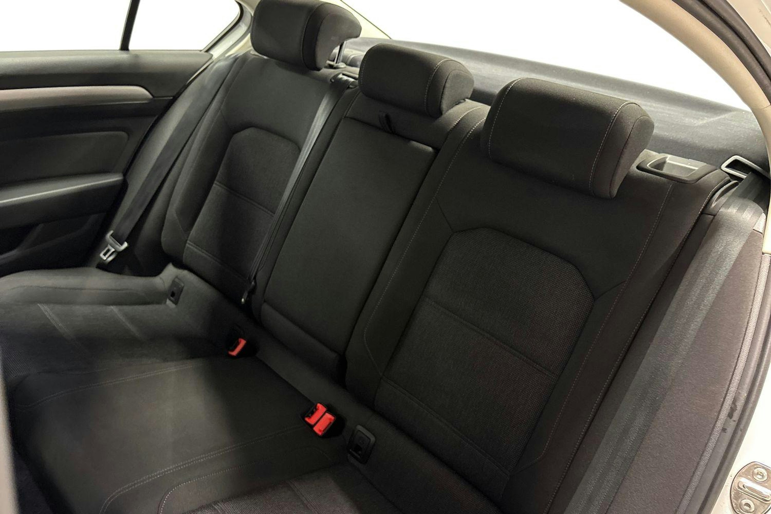 valkoinen Volkswagen Passat 2015 kuva 8.