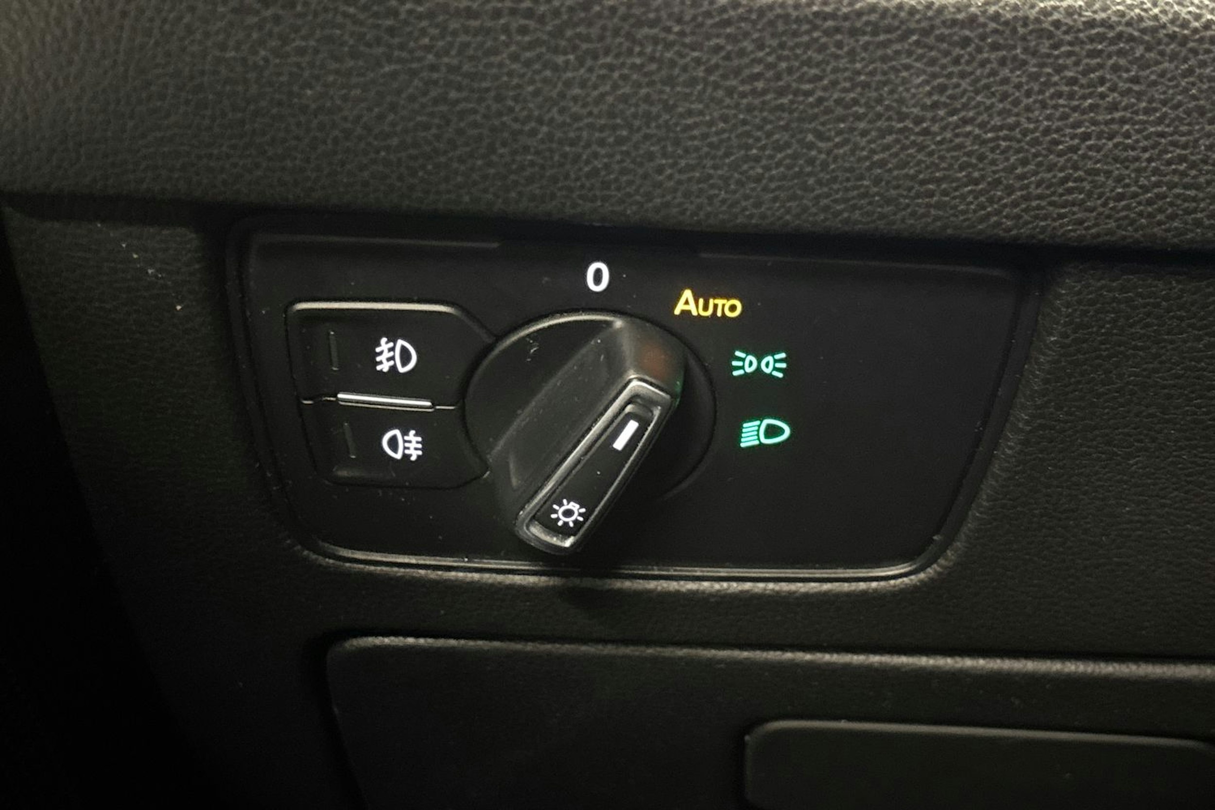 valkoinen Volkswagen Passat 2015 kuva 16.