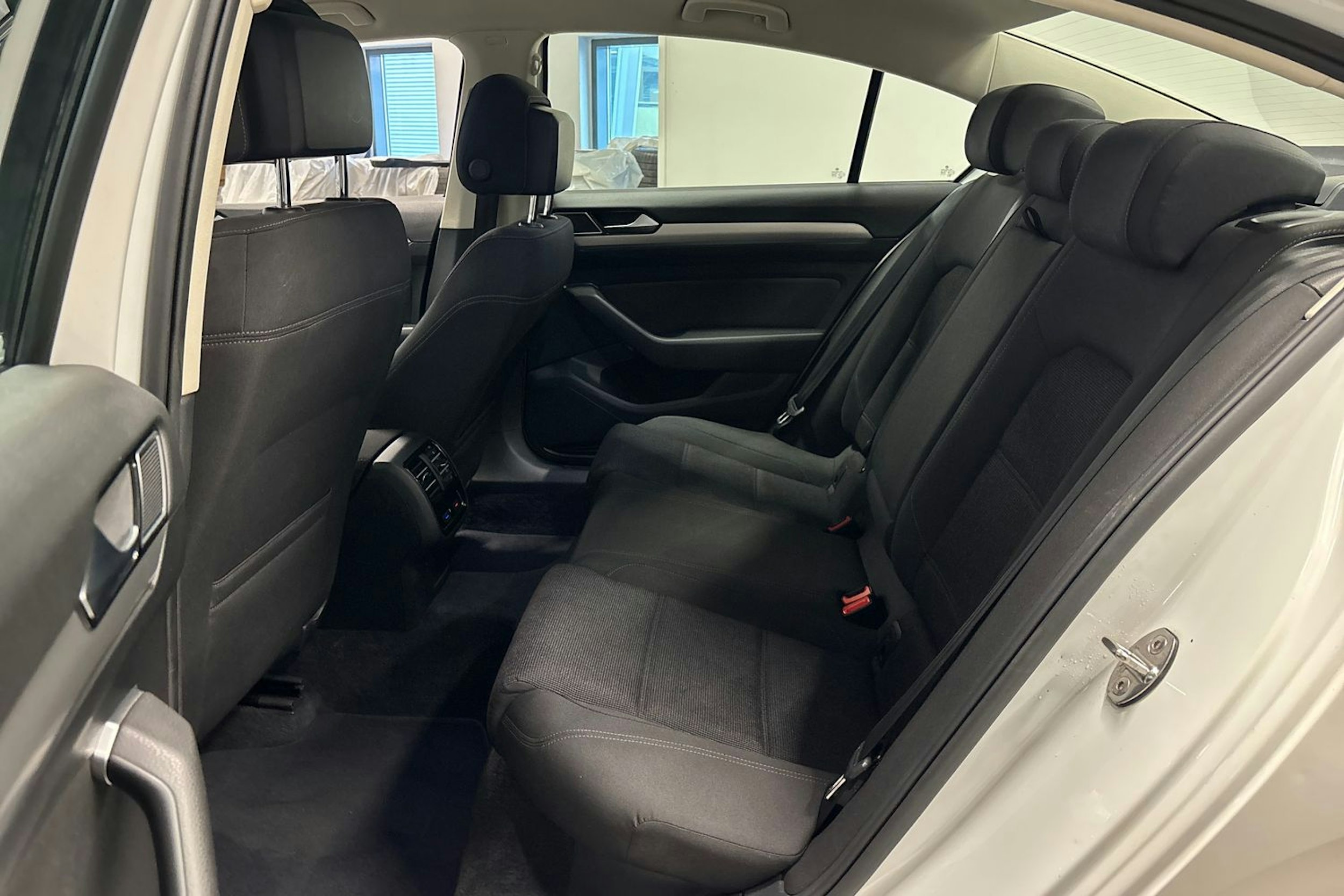 valkoinen Volkswagen Passat 2015 kuva 22.