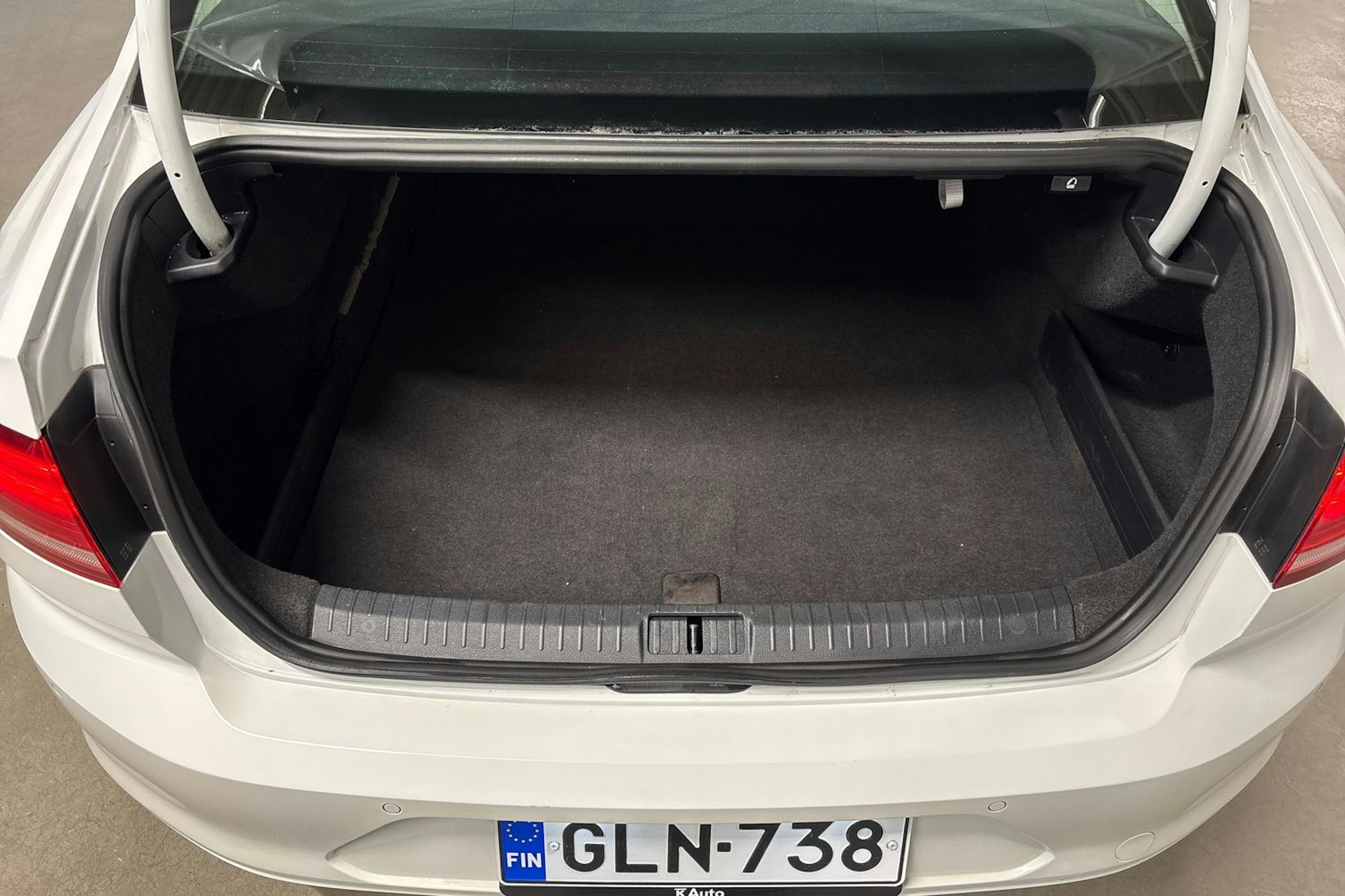 valkoinen Volkswagen Passat 2015 kuva 23.