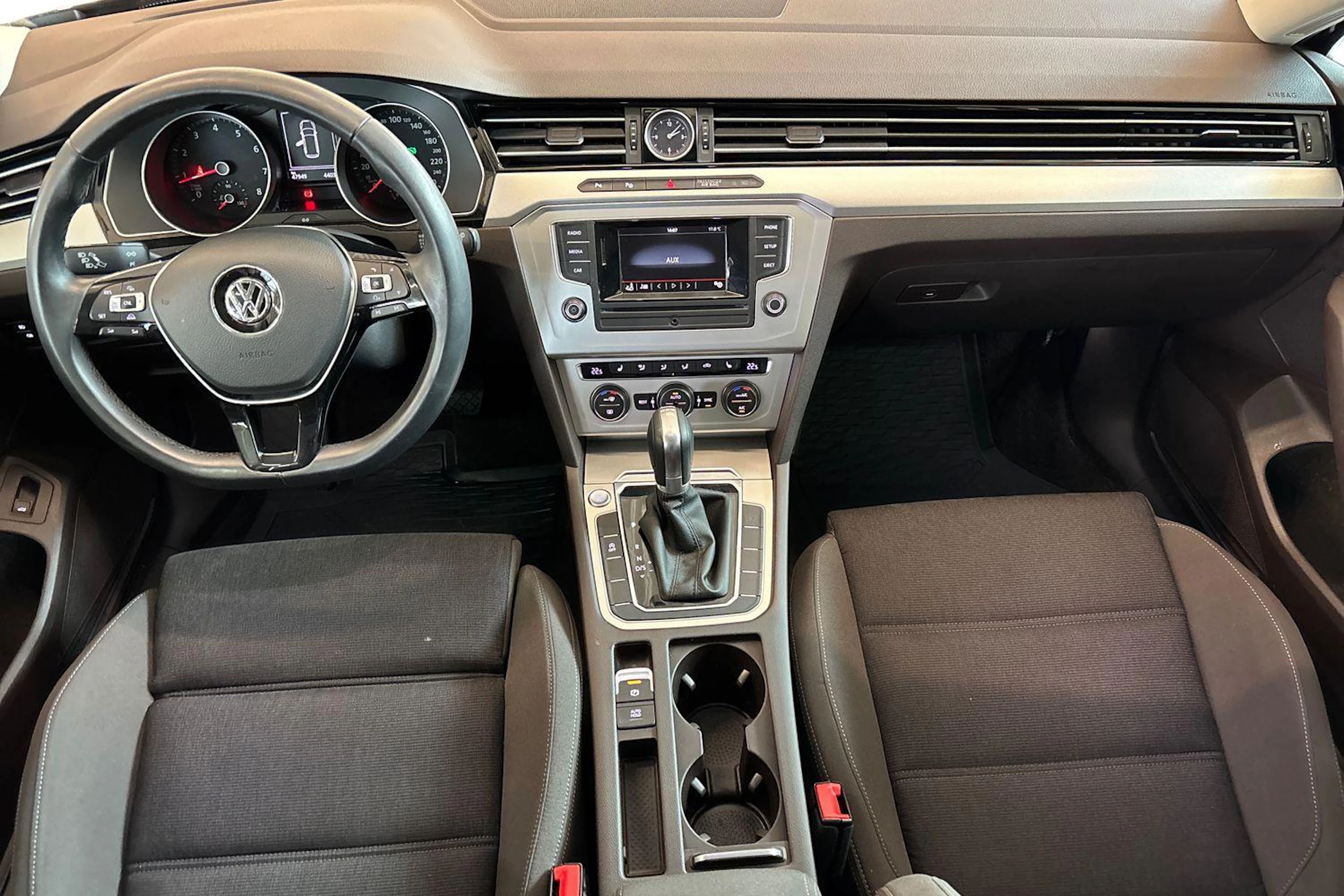 Ruskea (beige) Volkswagen PASSAT 2015 kuva 9.