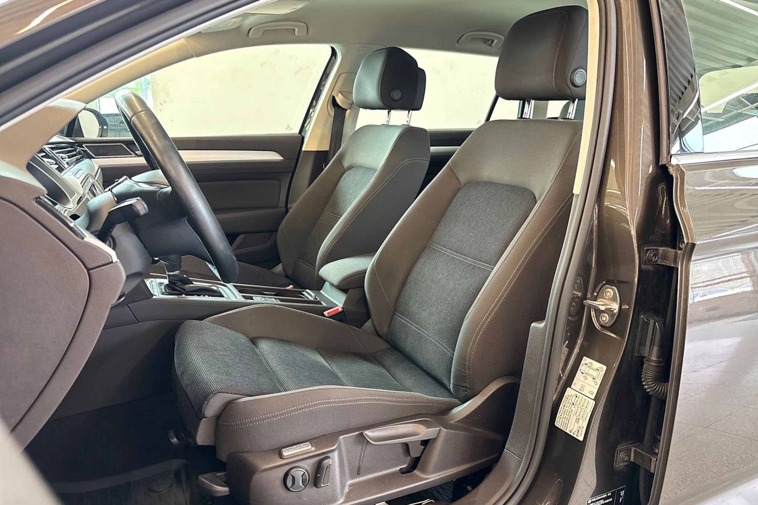 Ruskea (beige) Volkswagen PASSAT 2015 kuva 17.