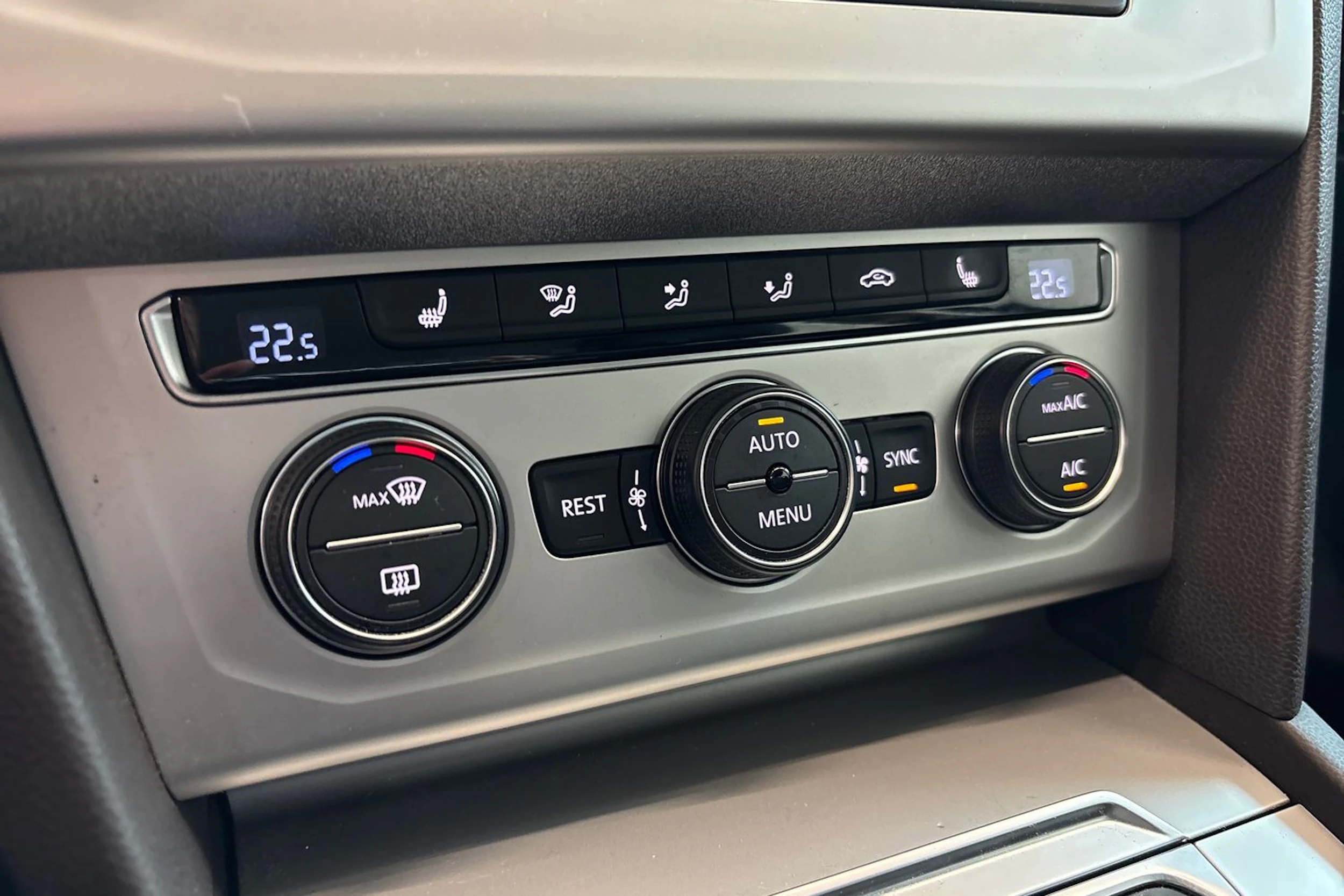 Ruskea (beige) Volkswagen PASSAT 2015 kuva 25.