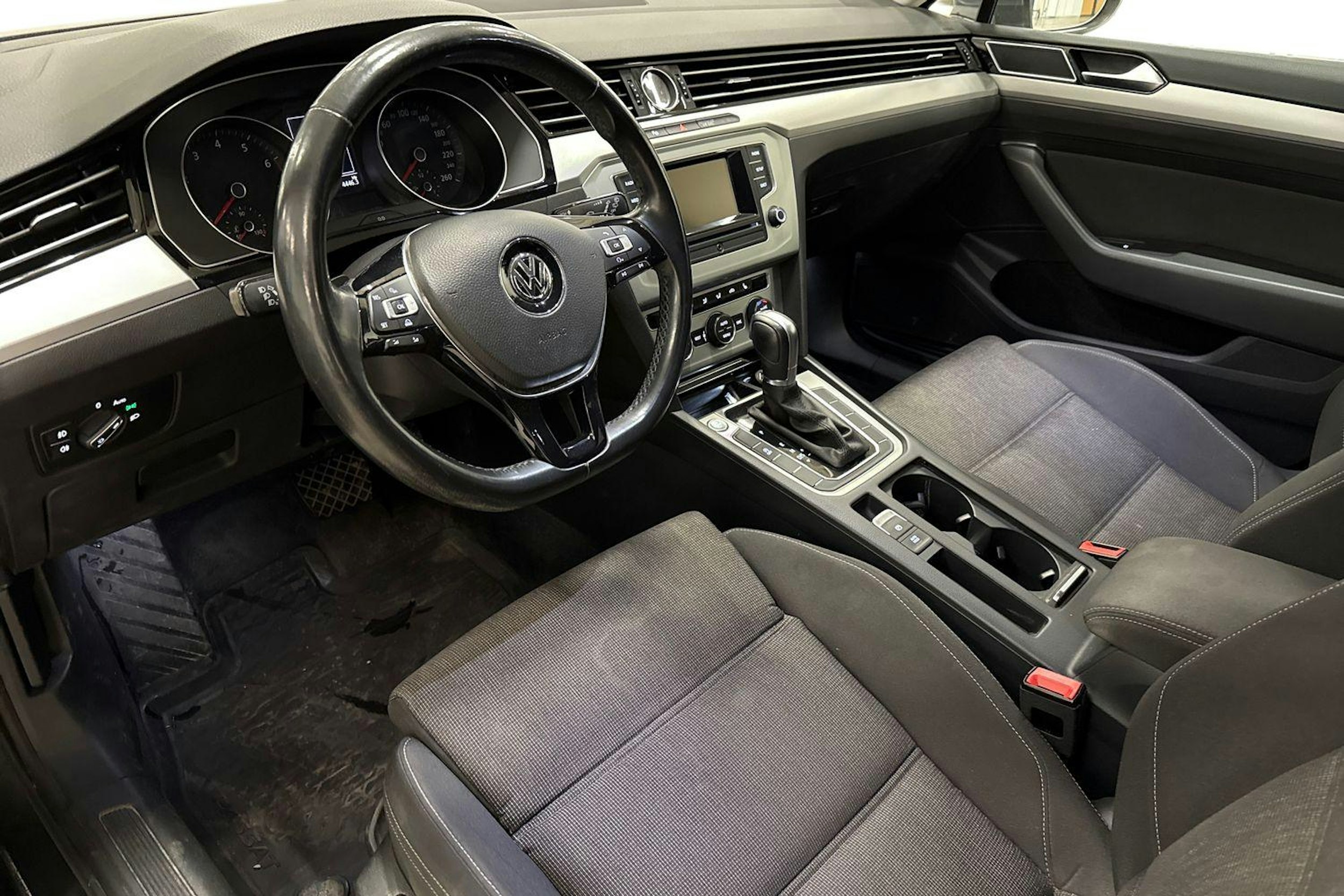 harmaa Volkswagen Passat 2015 kuva 7.
