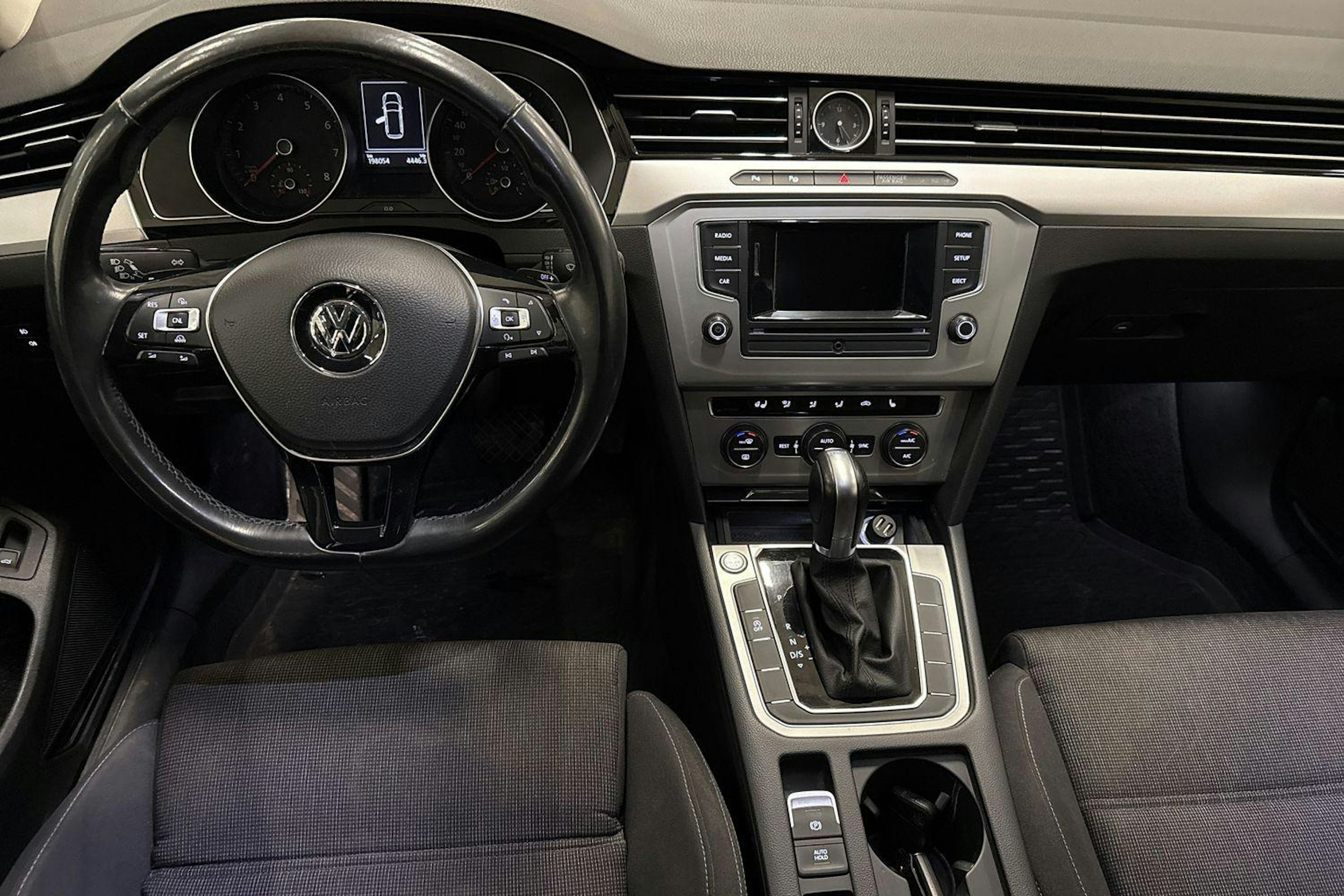 harmaa Volkswagen Passat 2015 kuva 9.