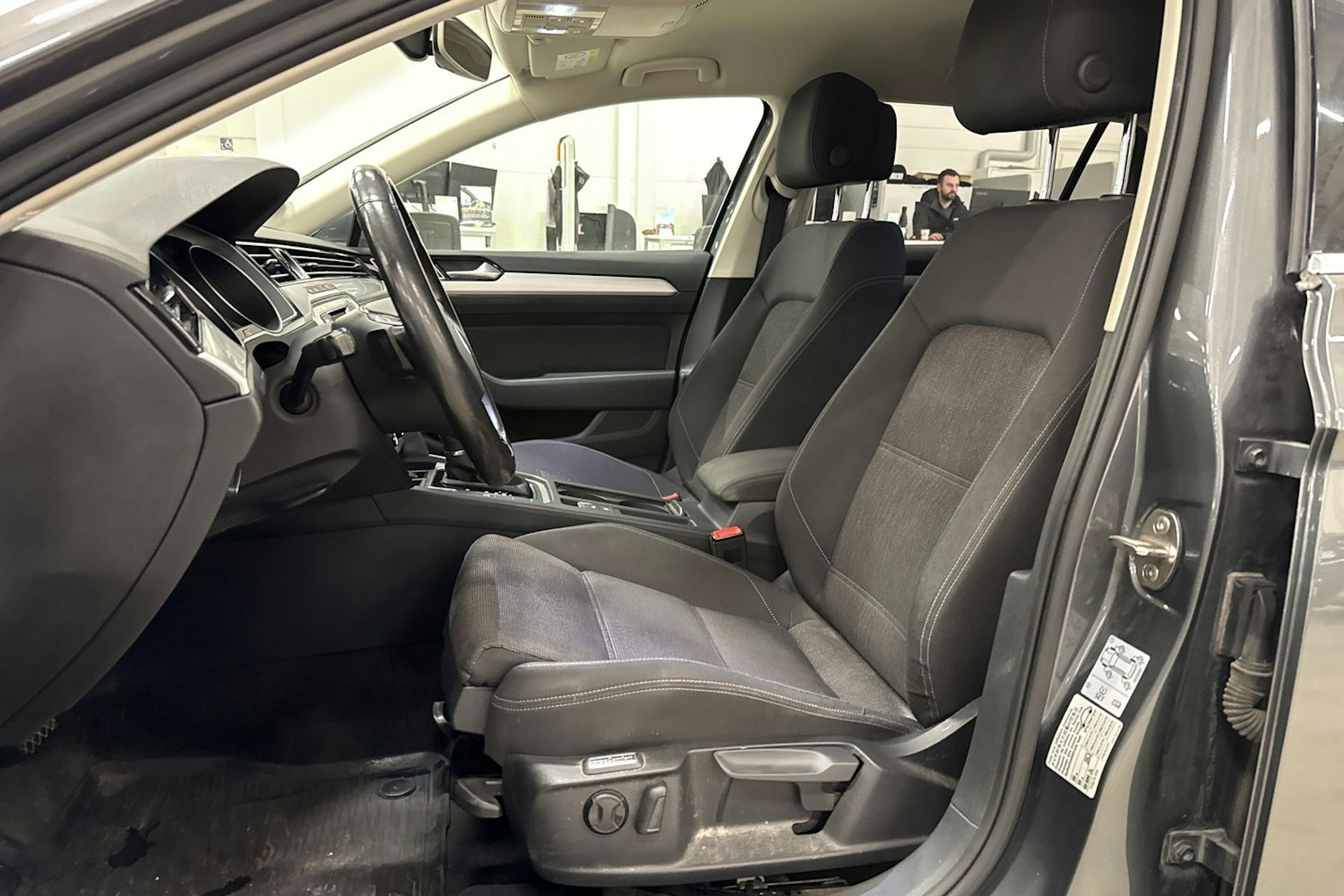 harmaa Volkswagen Passat 2015 kuva 16.