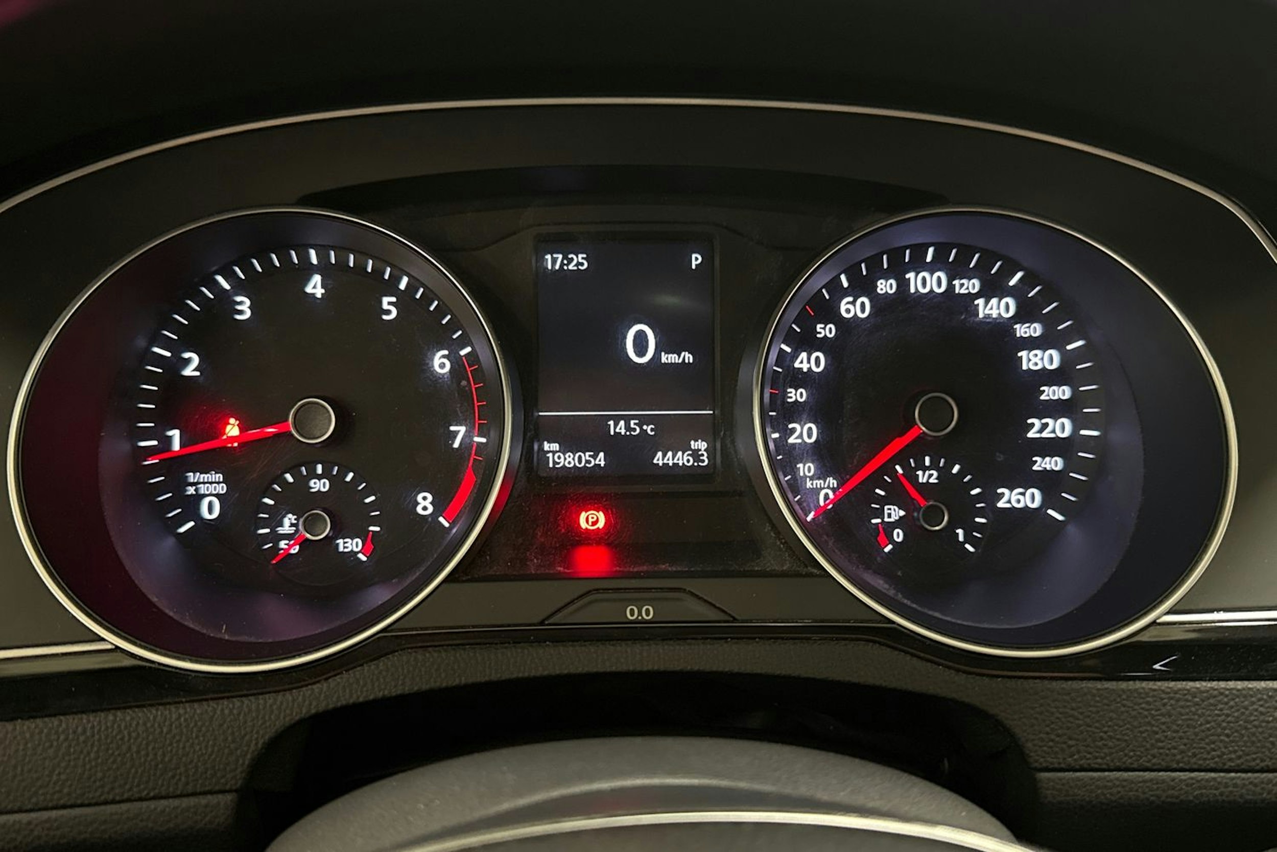 harmaa Volkswagen Passat 2015 kuva 18.