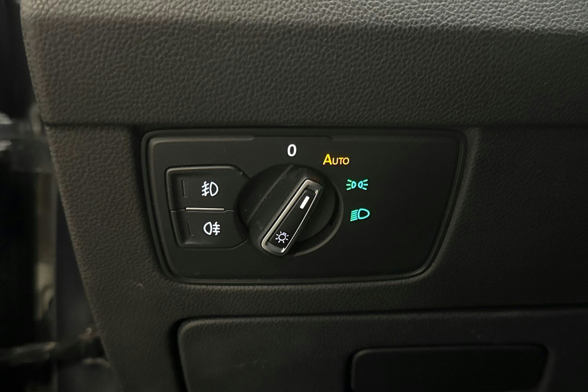 harmaa Volkswagen Passat 2015 kuva 22.