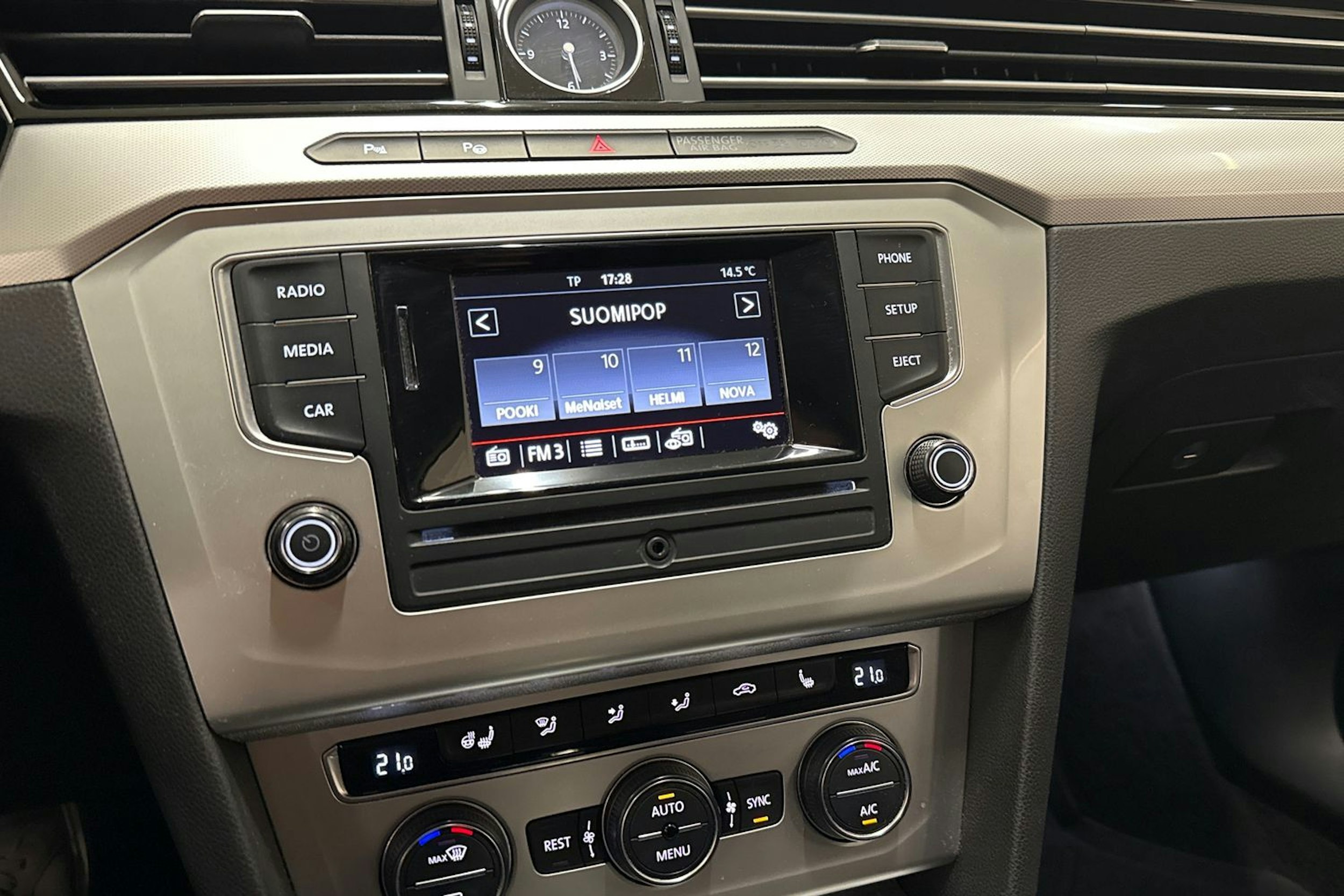 harmaa Volkswagen Passat 2015 kuva 26.